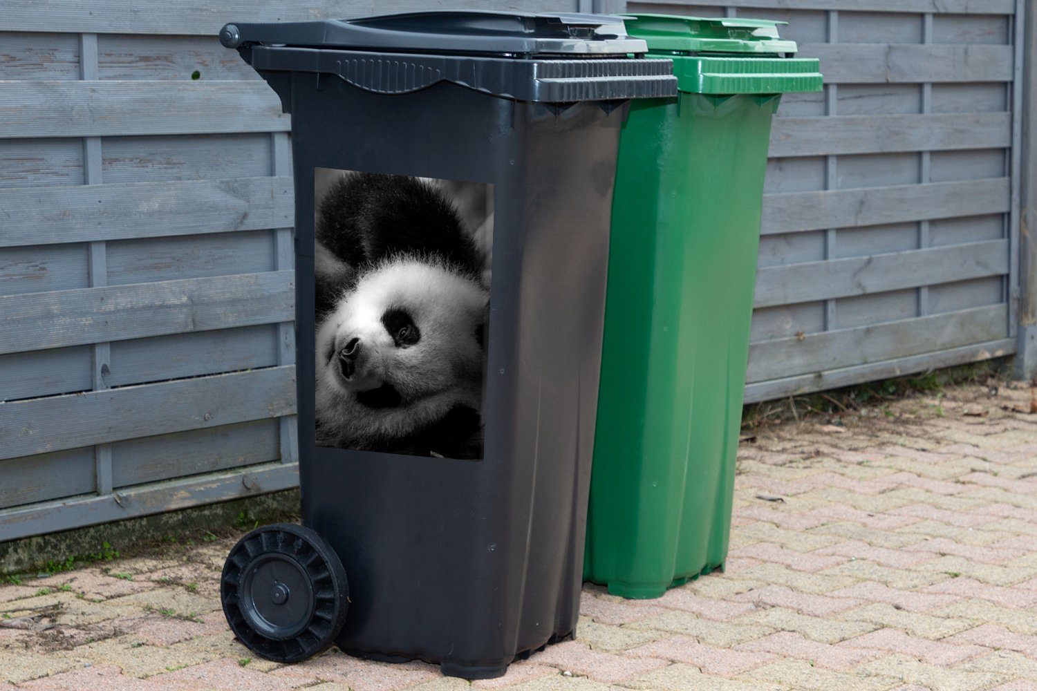MuchoWow Wandsticker Tierprofil rollenden Panda Mülltonne, St), Abfalbehälter und Sticker, Container, schwarz weiß (1 in Mülleimer-aufkleber