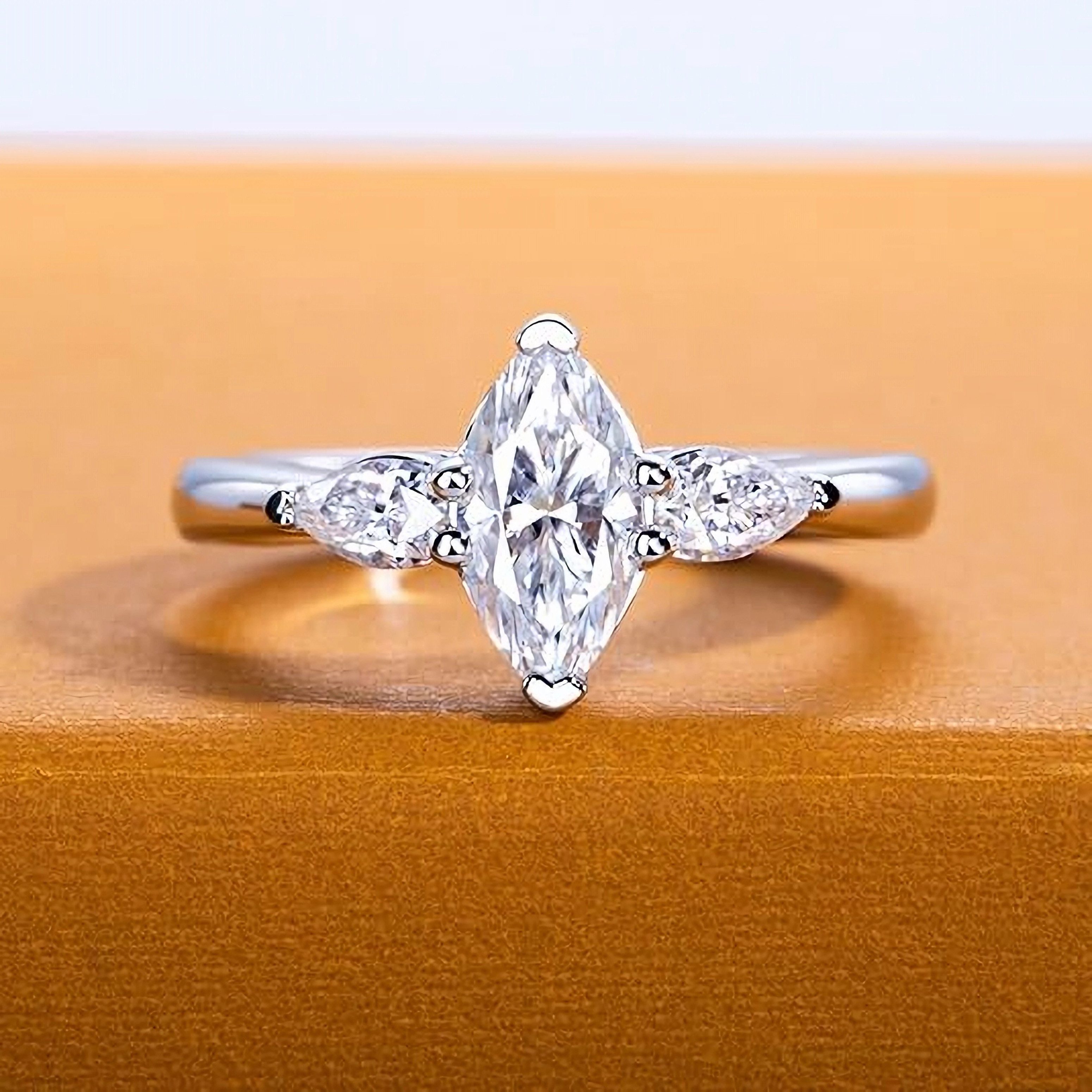 Jumpeak Verlobungsring 1,5ct Marquise-Labordiamant Verlobungsring 14K Gold, E, VVS, 2EX, Drei-Stein-Design mit IGI-Zertifikat – perfektes Liebesgeschenk!