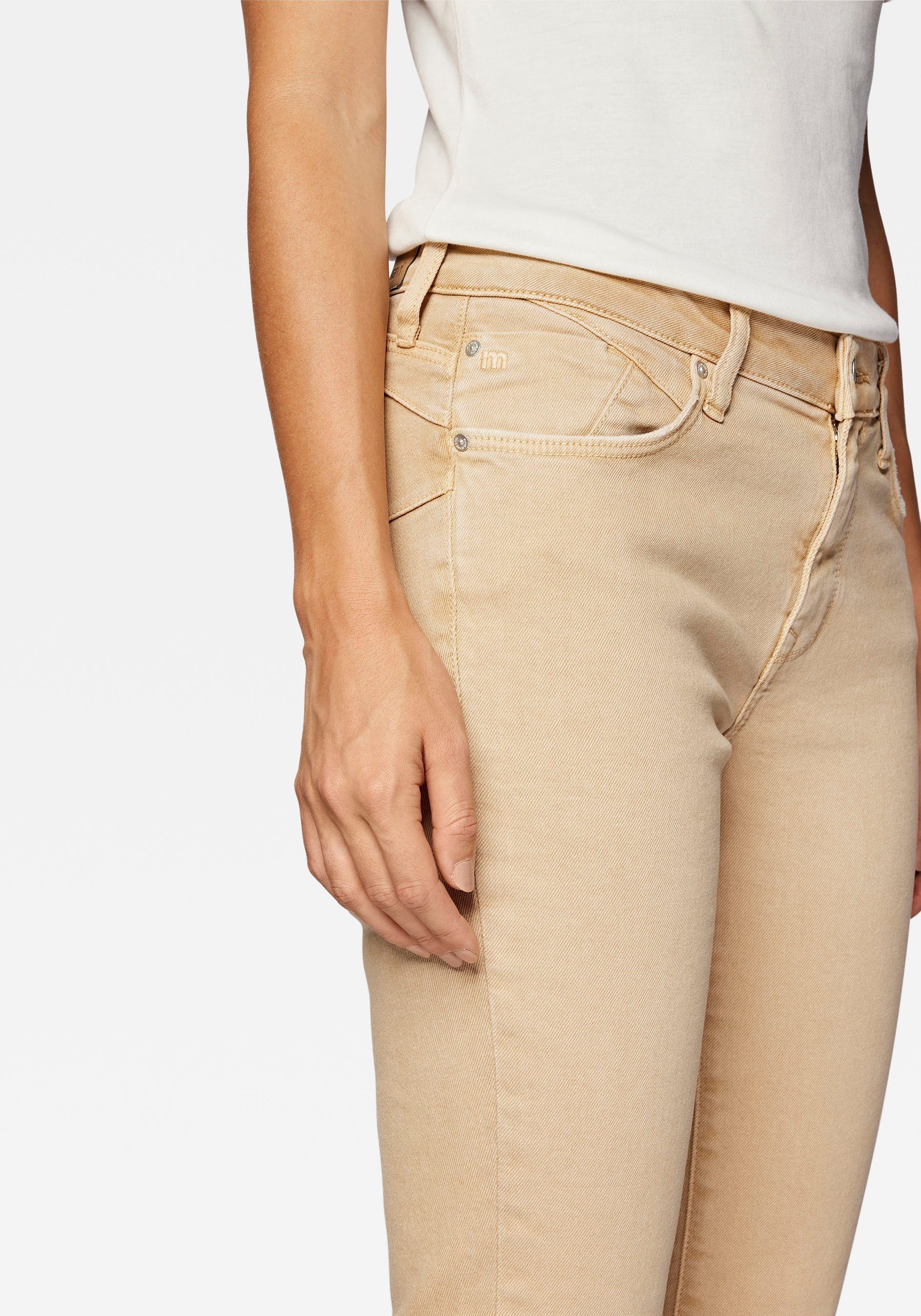 Verarbeitung dank Stretchdenim hochwertiger trageangenehmer camel Slim-fit-Jeans (beige) Mavi