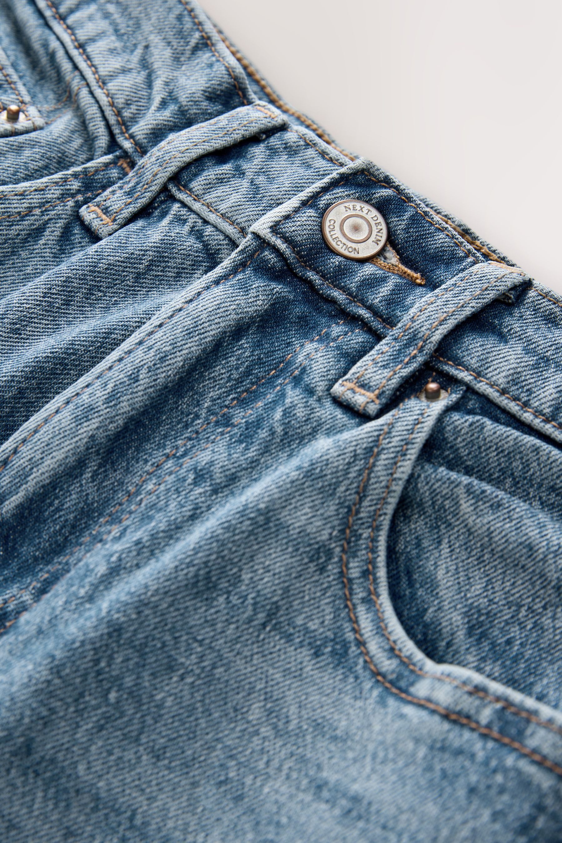 Comfort-fit-Jeans Gestufte Sanduhr-Mom-Jeans mit Comfort-Stretch