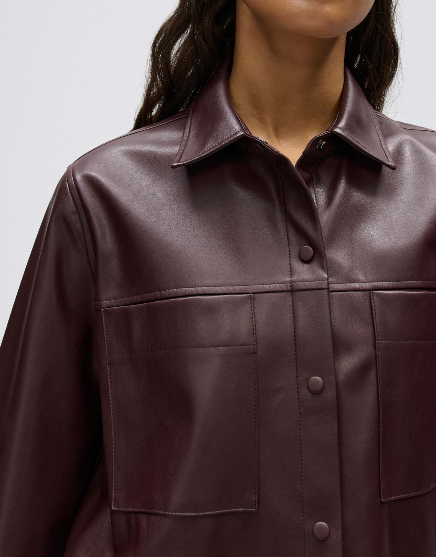 OPUS Hemdbluse Feleda aus glatter Lederoptik Weite Silhouette mit abgerundetem Saum und Rückenfalte – Bild 4 von 5