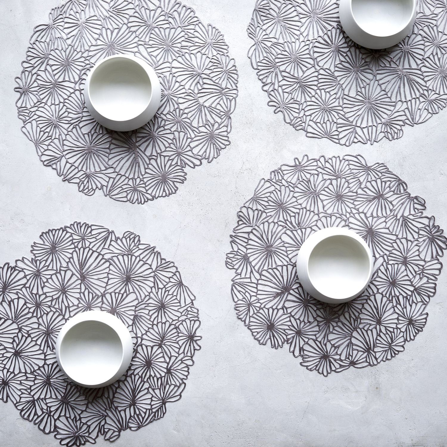 Chilewich Platzset Pressed Vinyl Daisy Round Gunmetal, (1-St)