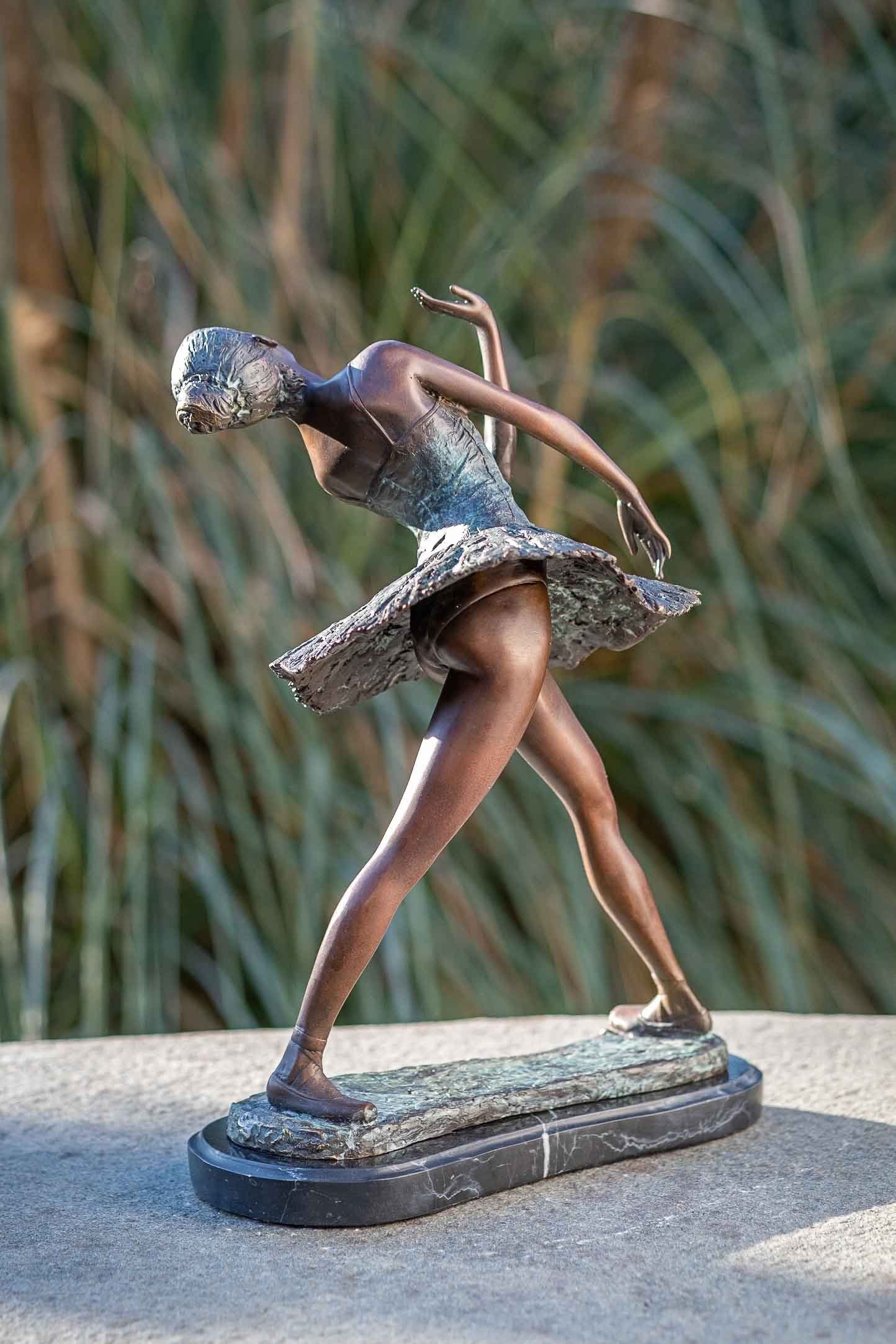 in UV-Strahlung. von Bronze-Skulptur werden Ballerine IDYL – Bronze und Gartenfigur robust IDYL sehr Langlebig gegossen Die Bronze Wachsausschmelzverfahren witterungsbeständig Modelle gegen Hand Regen Frost, 31 in patiniert. und – – cm,