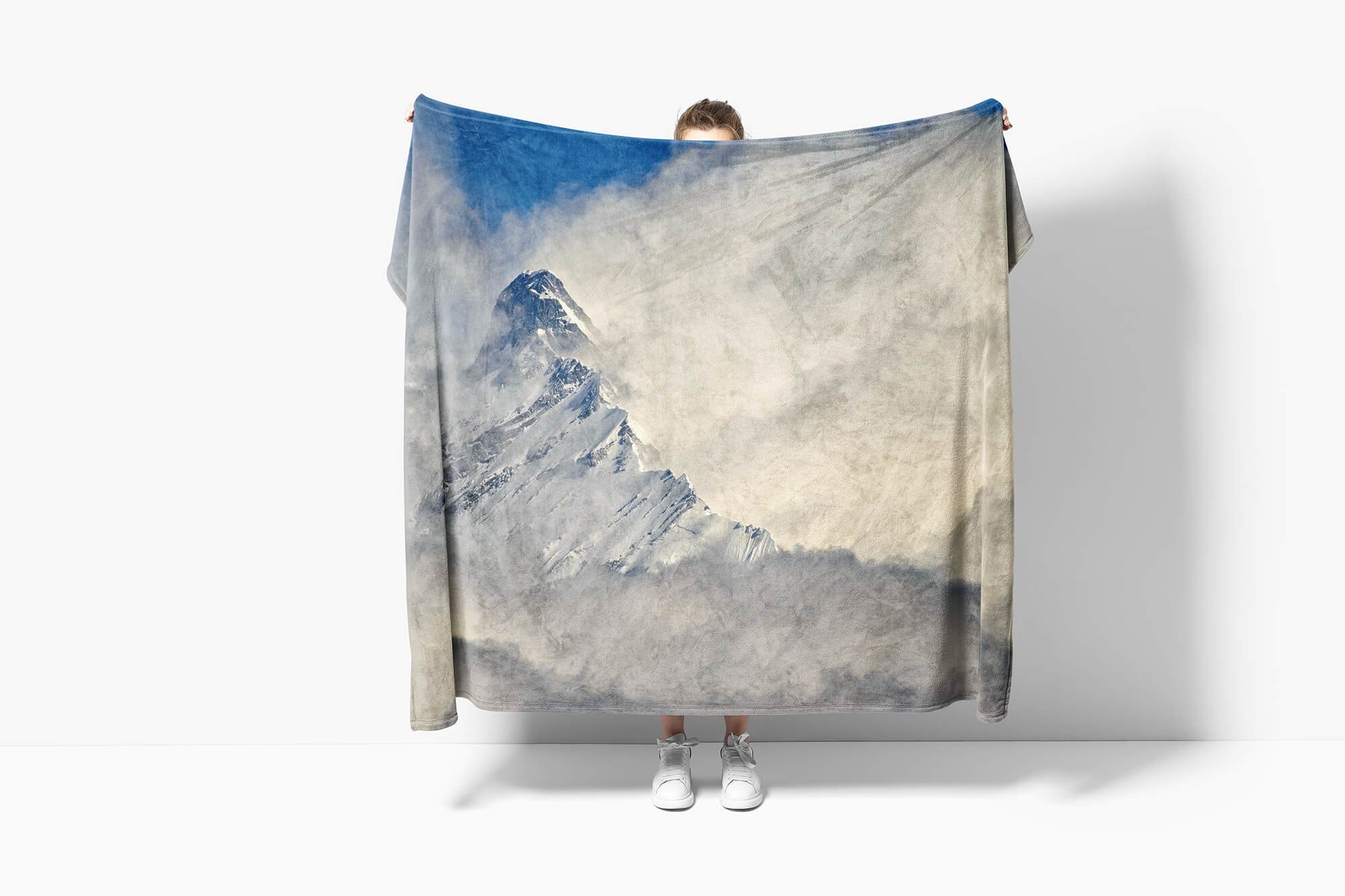 Handtuch Schneegipfel mit Kuscheldecke Sinus Handtücher Berggipf, Strandhandtuch (1-St), Handtuch Wolken Saunatuch Fotomotiv Baumwolle-Polyester-Mix Art