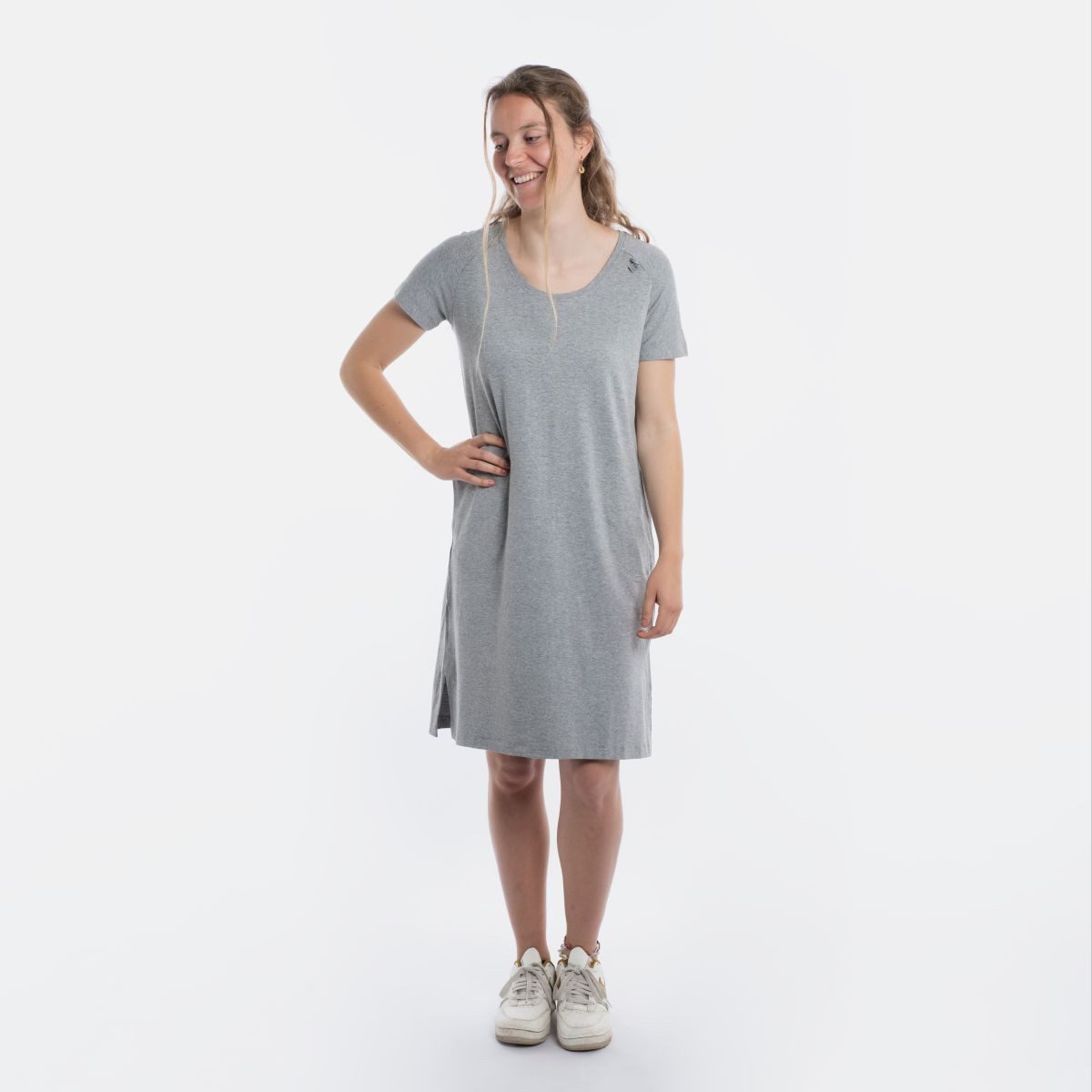 Knit Factory Strickkleid Lily Kleid Grau L (1-tlg) Abendkleid Sommerkleid Strickkleid Modisches Kleid