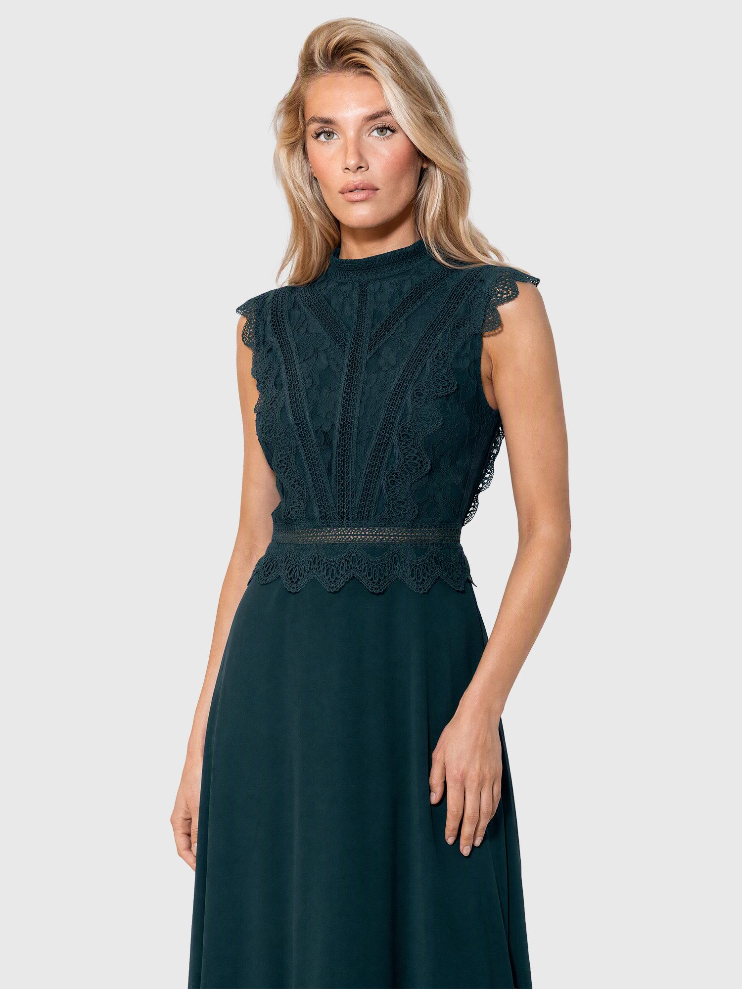 Apart Abendkleid mit Häkelspitze und Stehkragen