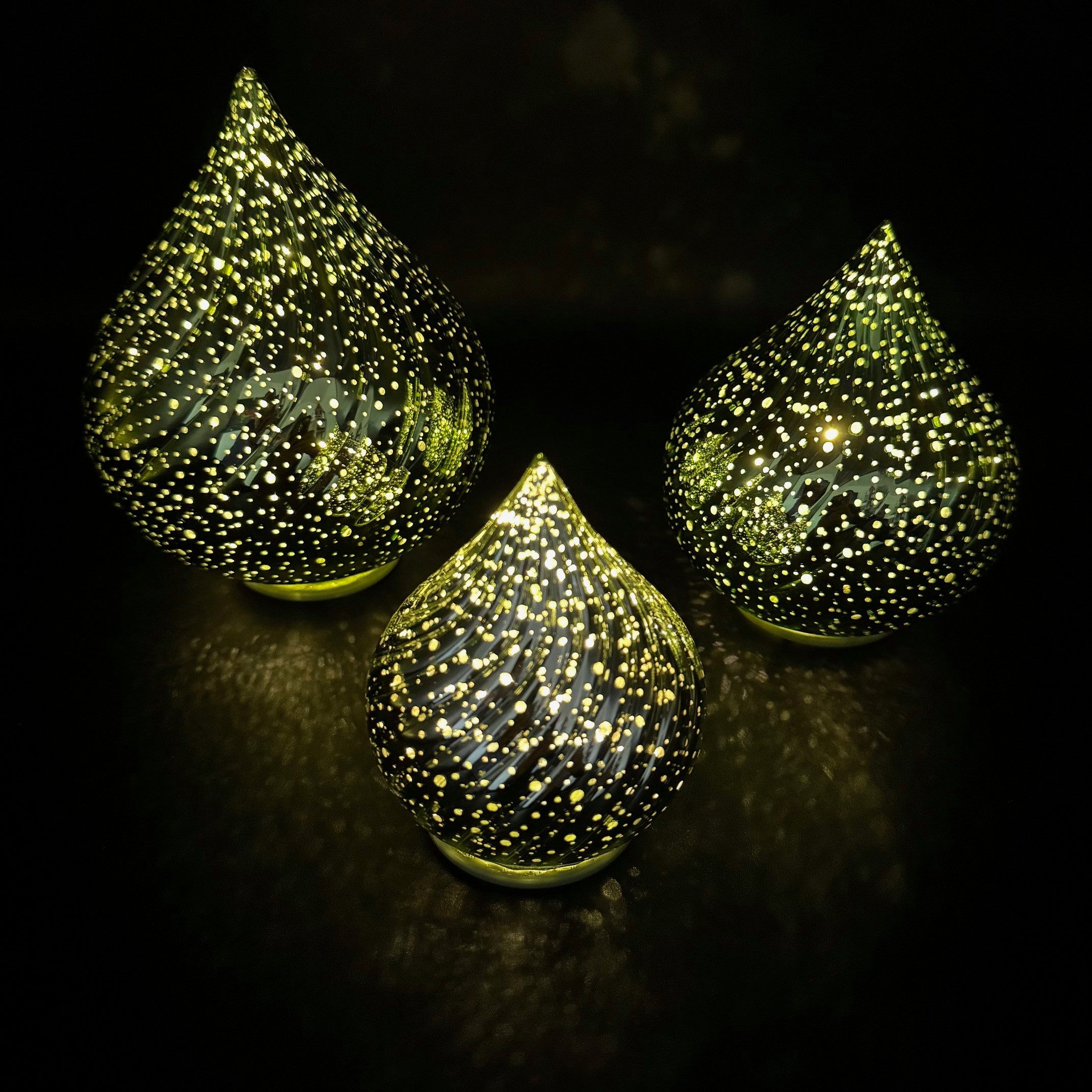 Online-Fuchs LED Dekolicht - 3 Glastropfen mit LED-Lichterkette, Funkeleffekt, Timer & PUNKTEN, 20 LED´s mit seichten Funkeleffekt, Warmweiß