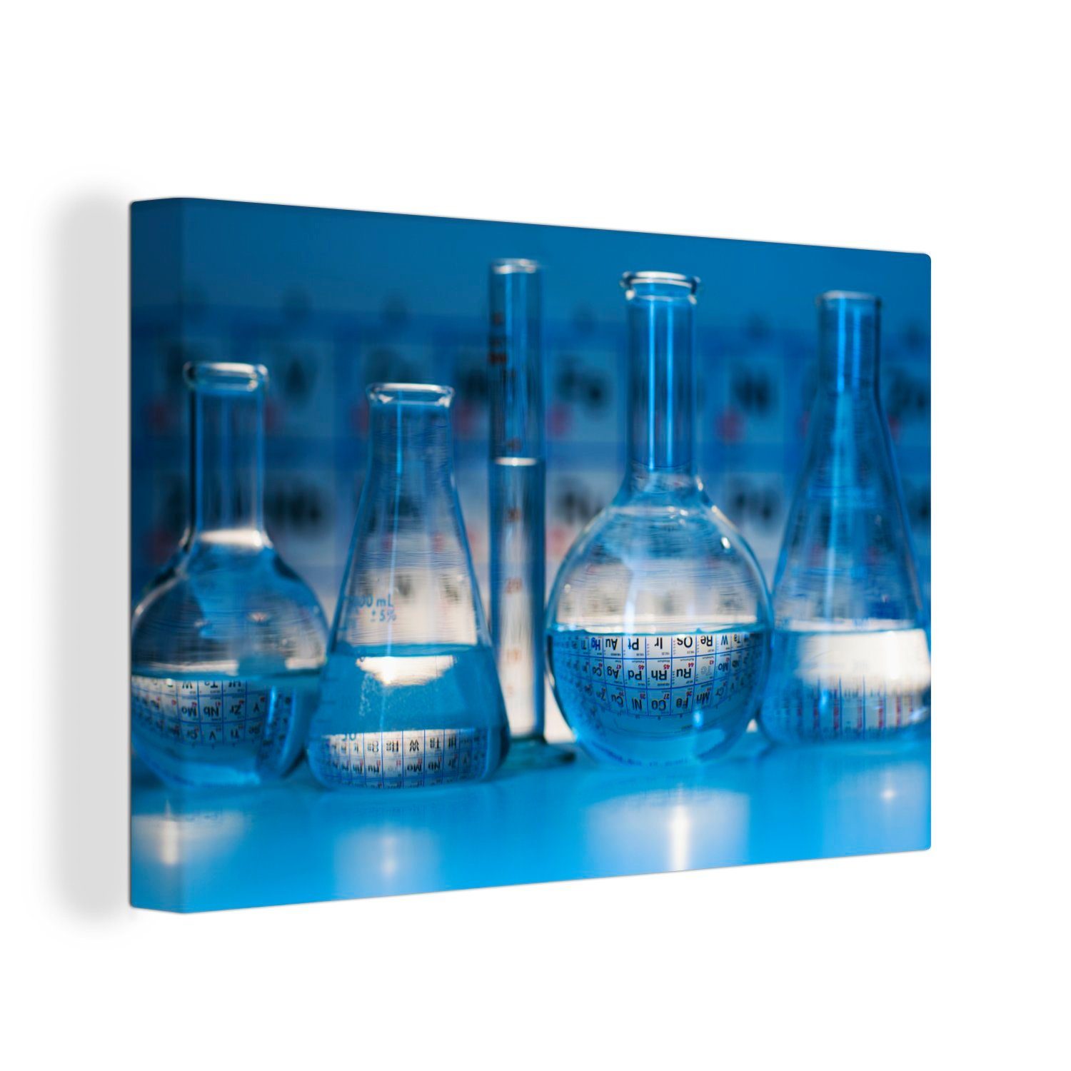 OneMillionCanvasses® Leinwandbild Gläser mit dem Periodensystem im Hintergrund, (1 St), Wandbild Leinwandbilder, Aufhängefertig, Wanddeko, 30x20 cm