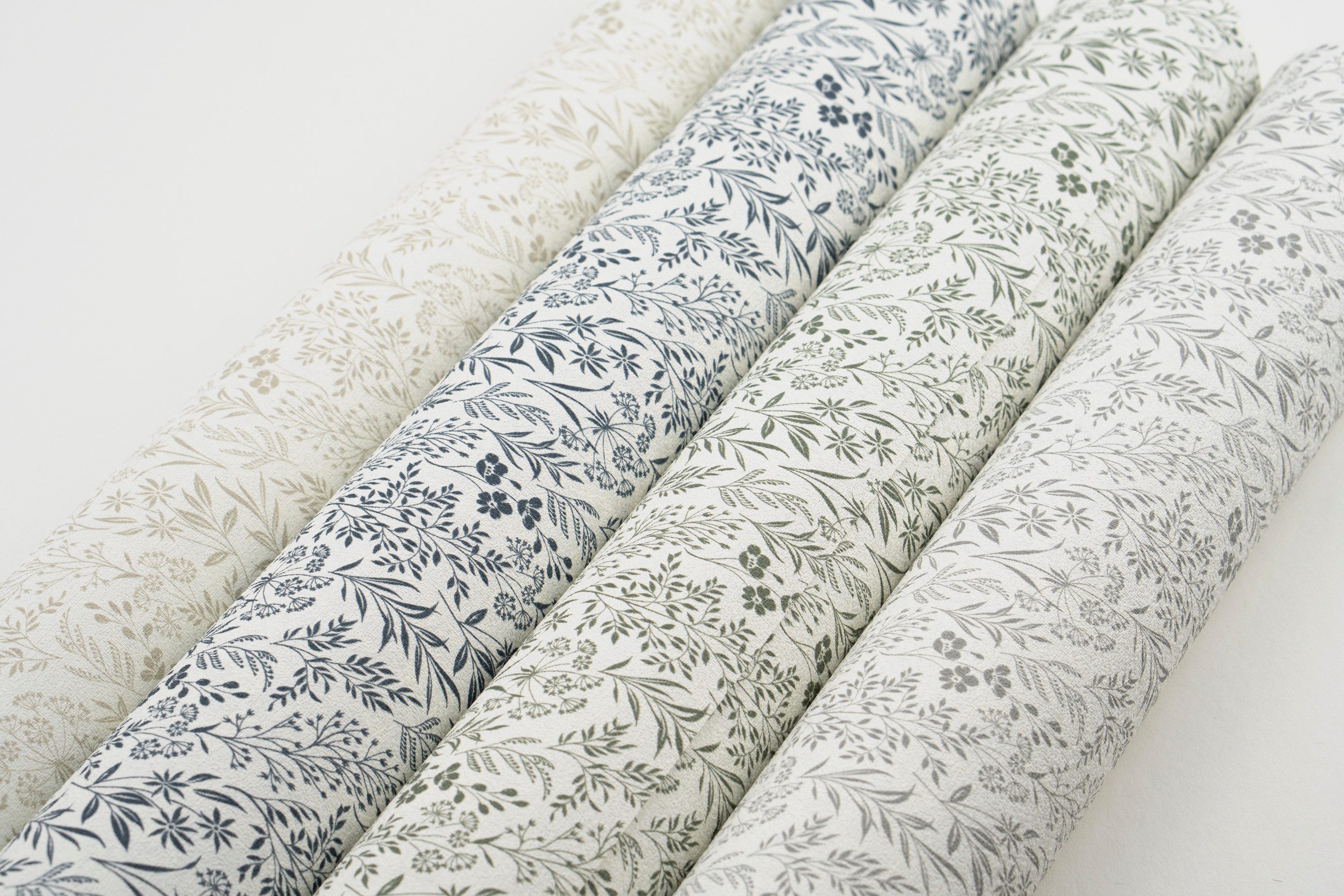 Rasch Vliestapete mit Blumen und Blätter-Muster in Braun und Beige, strukturiert, botanisch, naturalistisch, gemustert, matt, (1 St), Blümchen