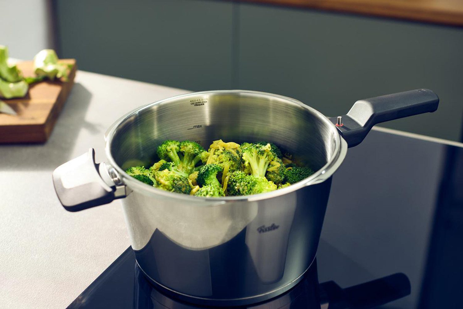 Fissler Schnellkochtopf Vitaquick®Elemental Dampfkochtopf Premium Drucktopf, Edelstahl 18/10 (Set, 3-tlg., Schnellkochtopf + Schnellbratpfanne + 1 Deckel), Schnellkochtopf-Set mit 2 Garstufen und Superthermic Boden