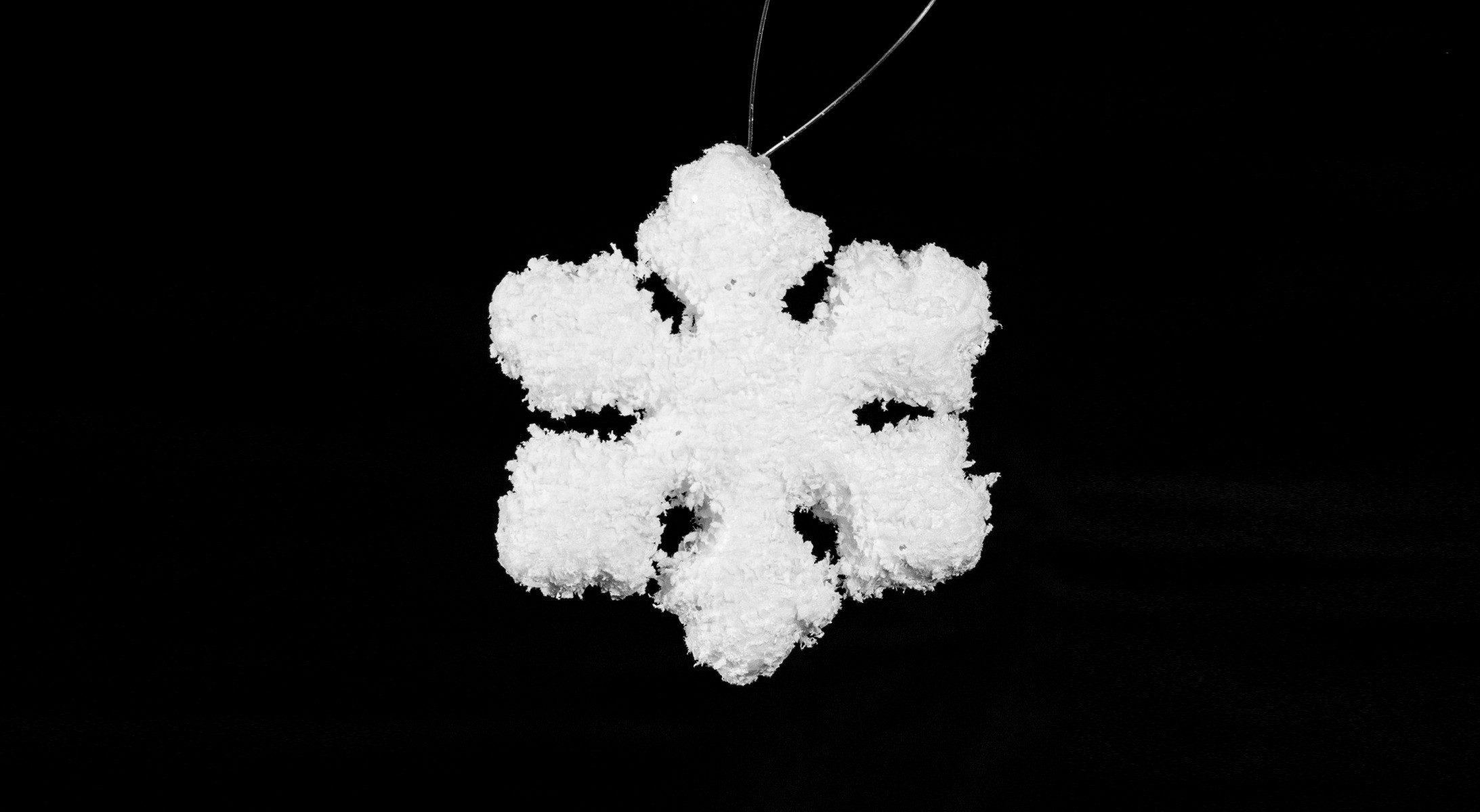 RIFFELMACHER & WEINBERGER Weihnachtsbaumkugel Schneeflocken Deko, 4er Set, Ø 8,5 cm, Weiß mit