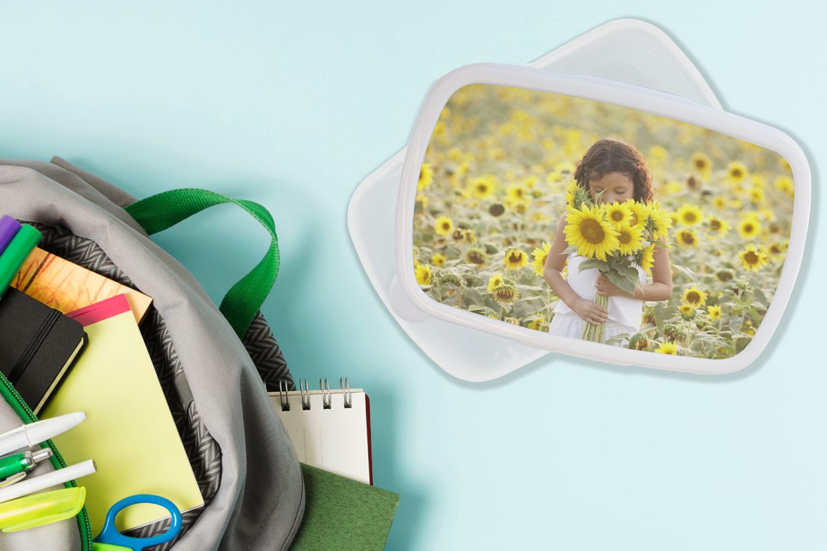 MuchoWow Lunchbox Mädchen mit einem Brotbox Blumenstrauß Kinder weiß Sonnenblumen, Jungs Mädchen für Brotdose, für Erwachsene, (2-tlg), Kunststoff, und aus und