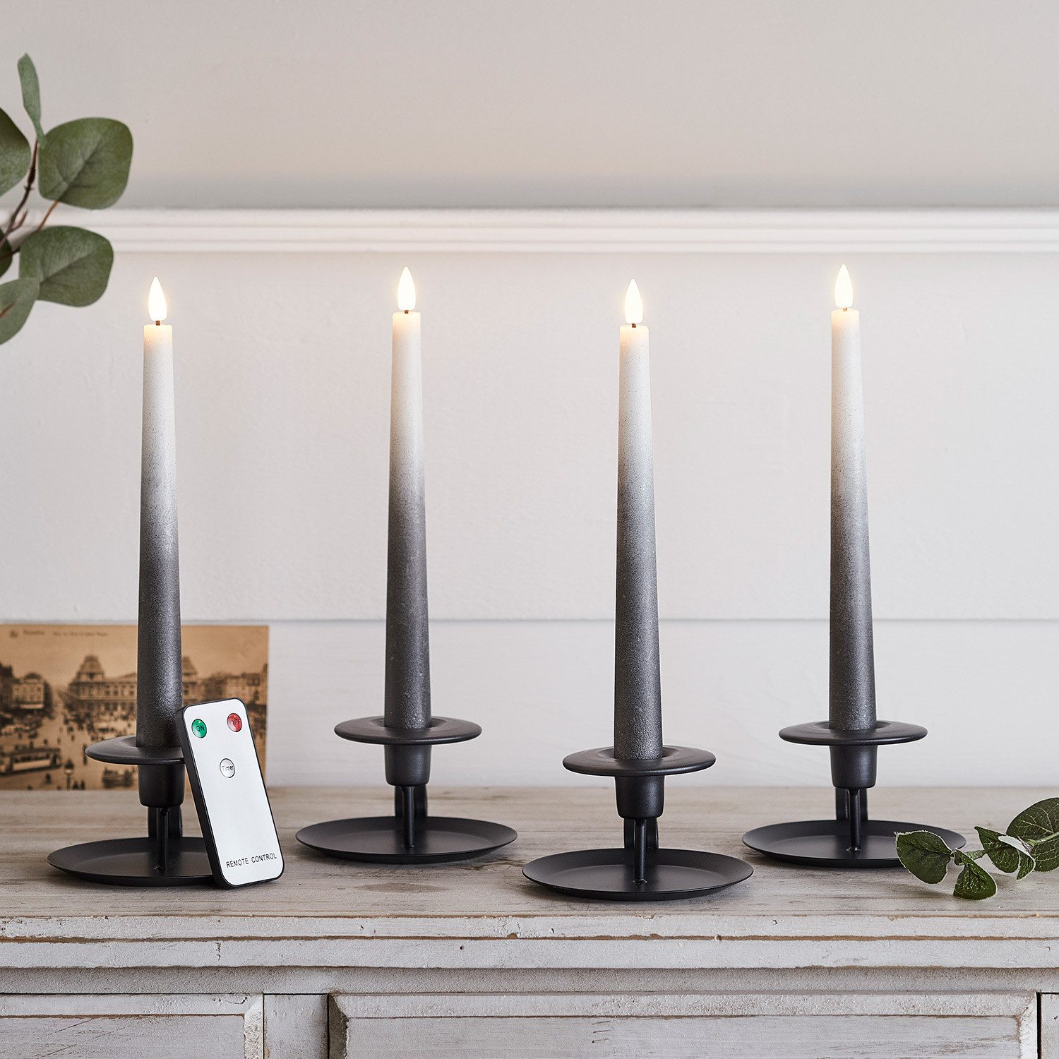 Lights4fun LED-Kerze 4er Set TruGlow® LED Stabkerzen Echtwachs grau ombre mit Fernbedienung