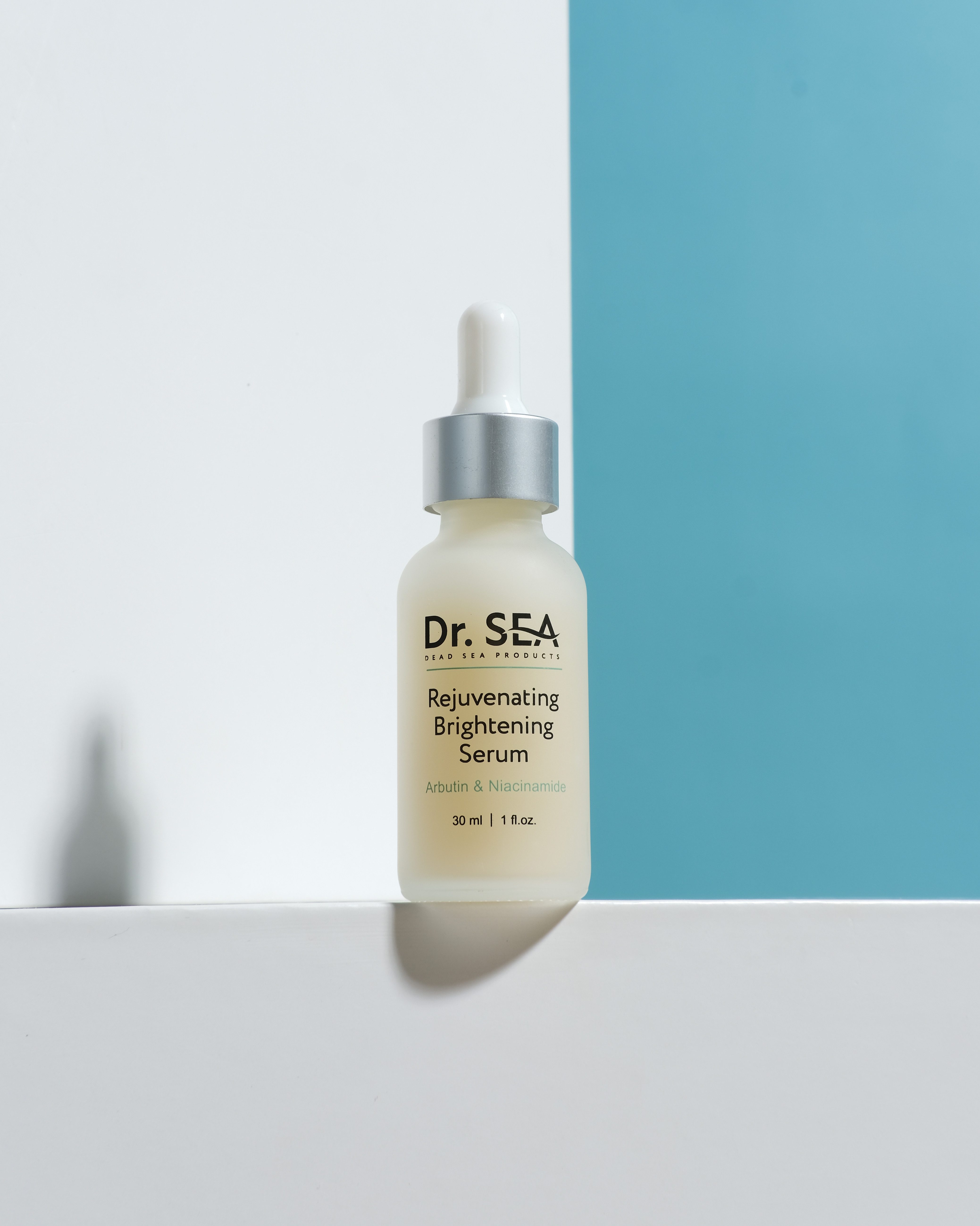 DR. SEA Gesichtsserum Verjüngendes aufhellendes Serum Niacinamid Arbutin, Mit Niacinamid, Vitamin E, Panthenol und Totes Meer Mineralien