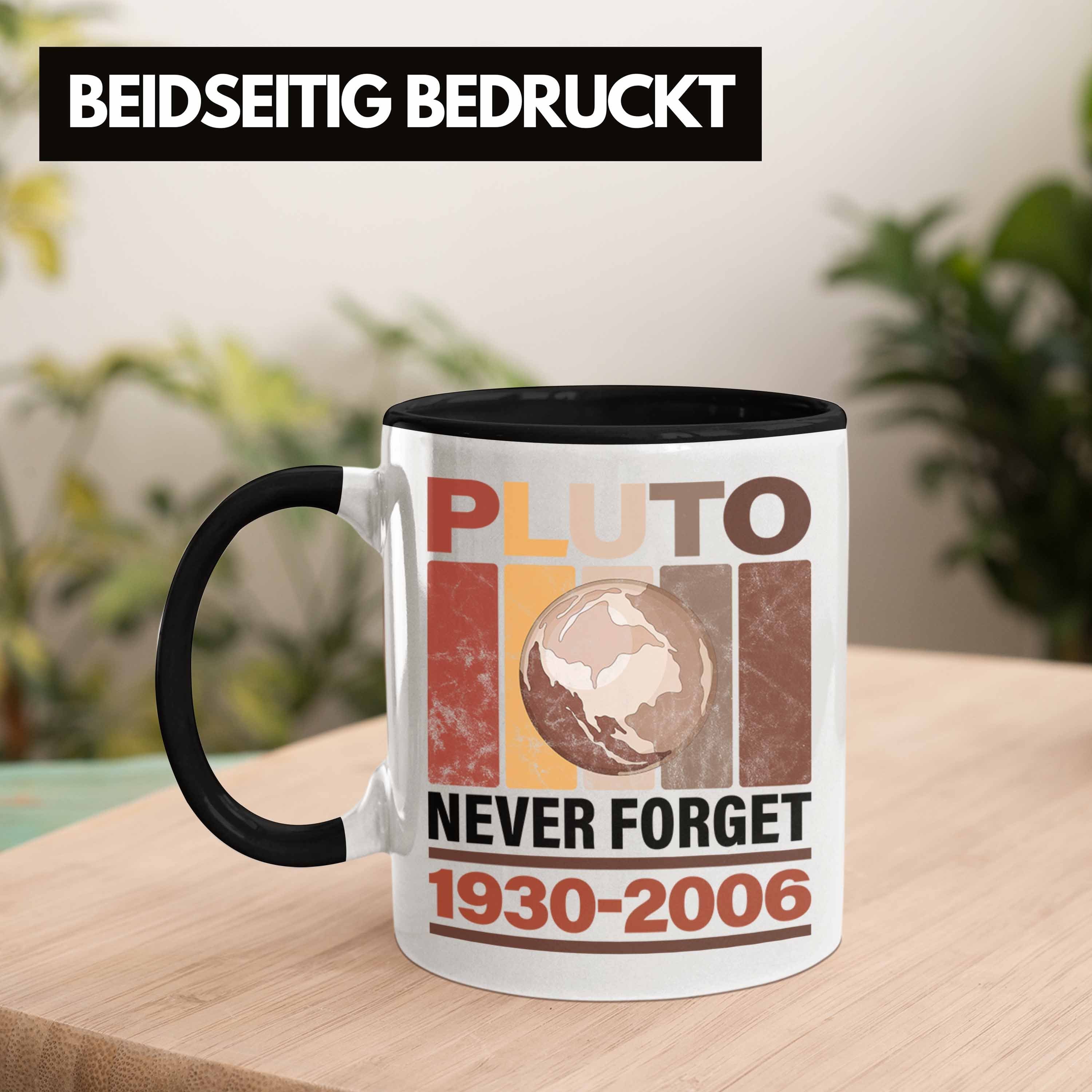 Trendation Tasse Lustige Tasse "Pluto Geschenk Astronomie-Fans Never Schwarz Forget"