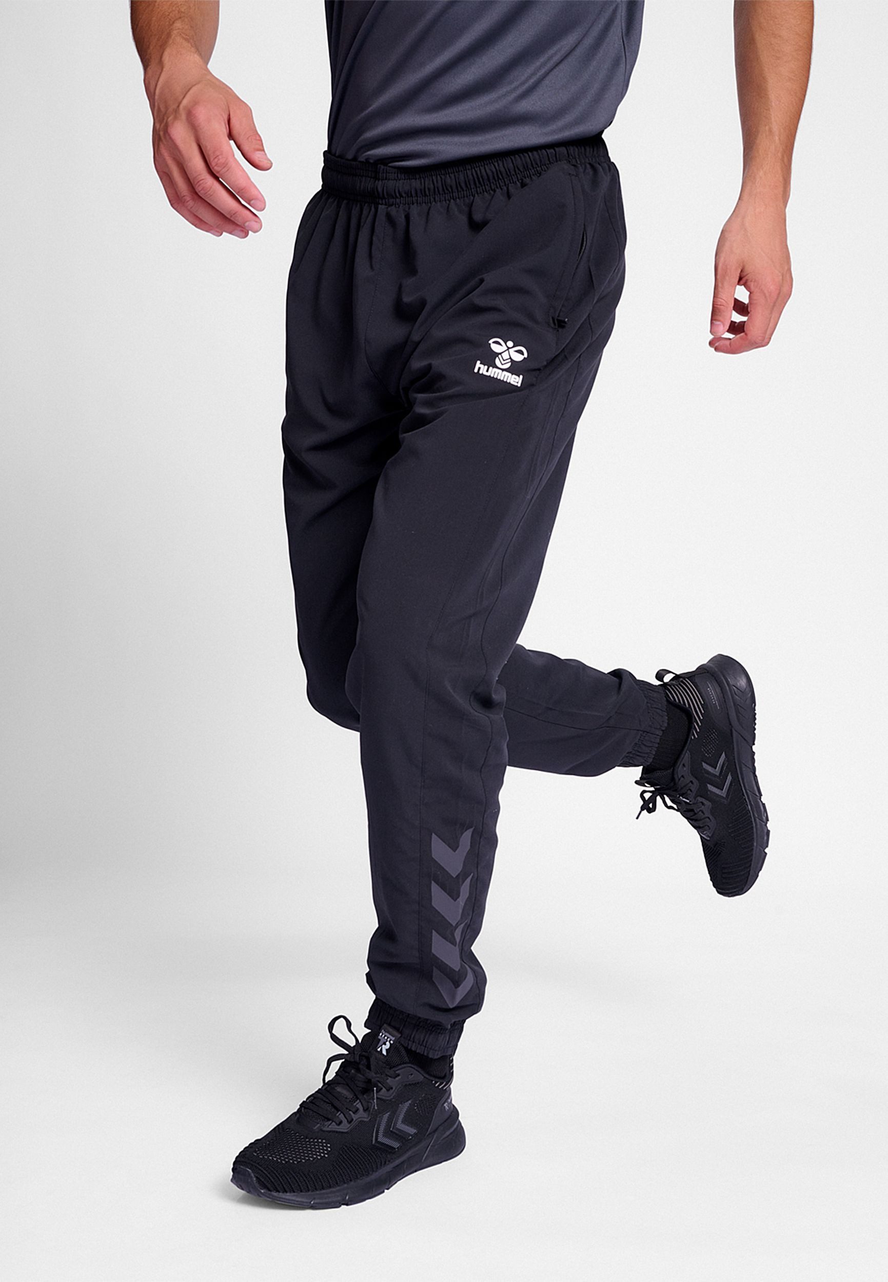 hummel Jogginghose Sporthose mit elastischem Bund hmlTRAVEL WOVEN PANTS günstig online kaufen