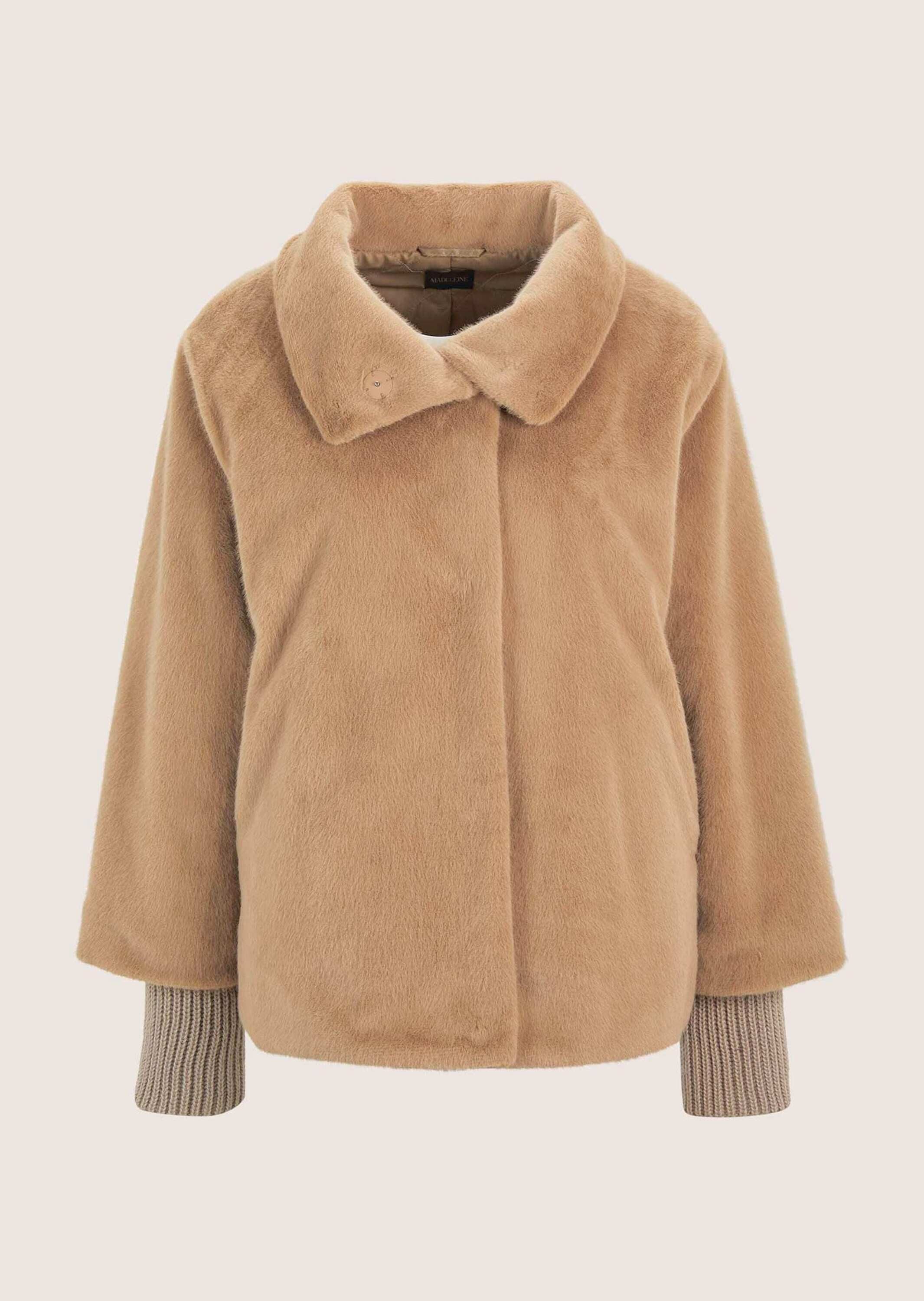 MADELEINE Outdoorjacke Elegante Damenjacke in Felloptik Modische Webpelz-Jacke mit Stehkragen, Langarm und Rippstrickbund