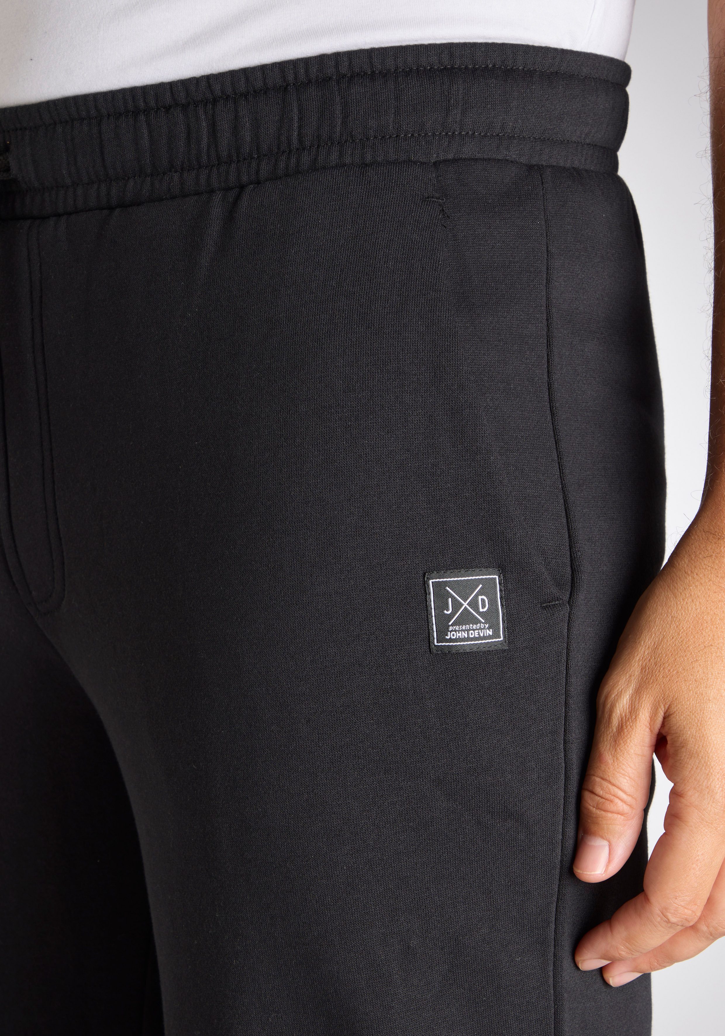 John Devin Sweatshorts - kurze Hose aus innen angerauter Sweatware mit breiter Kordel und seitlichen Taschen – Bild 4 von 5