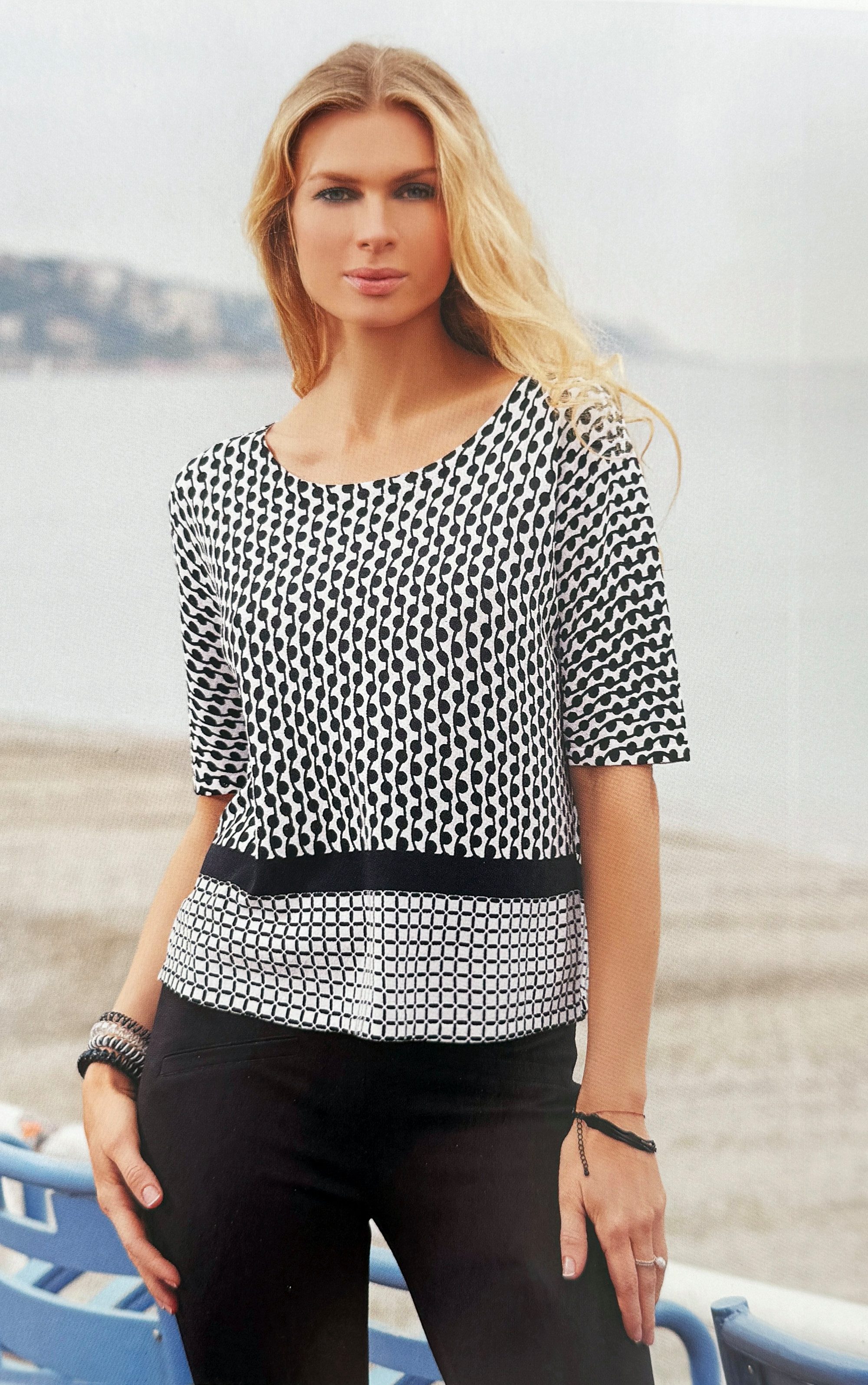 Strickpullover Kurzarm-Rundhalspullover mit schwarz-weißem geometrischen Mustermix