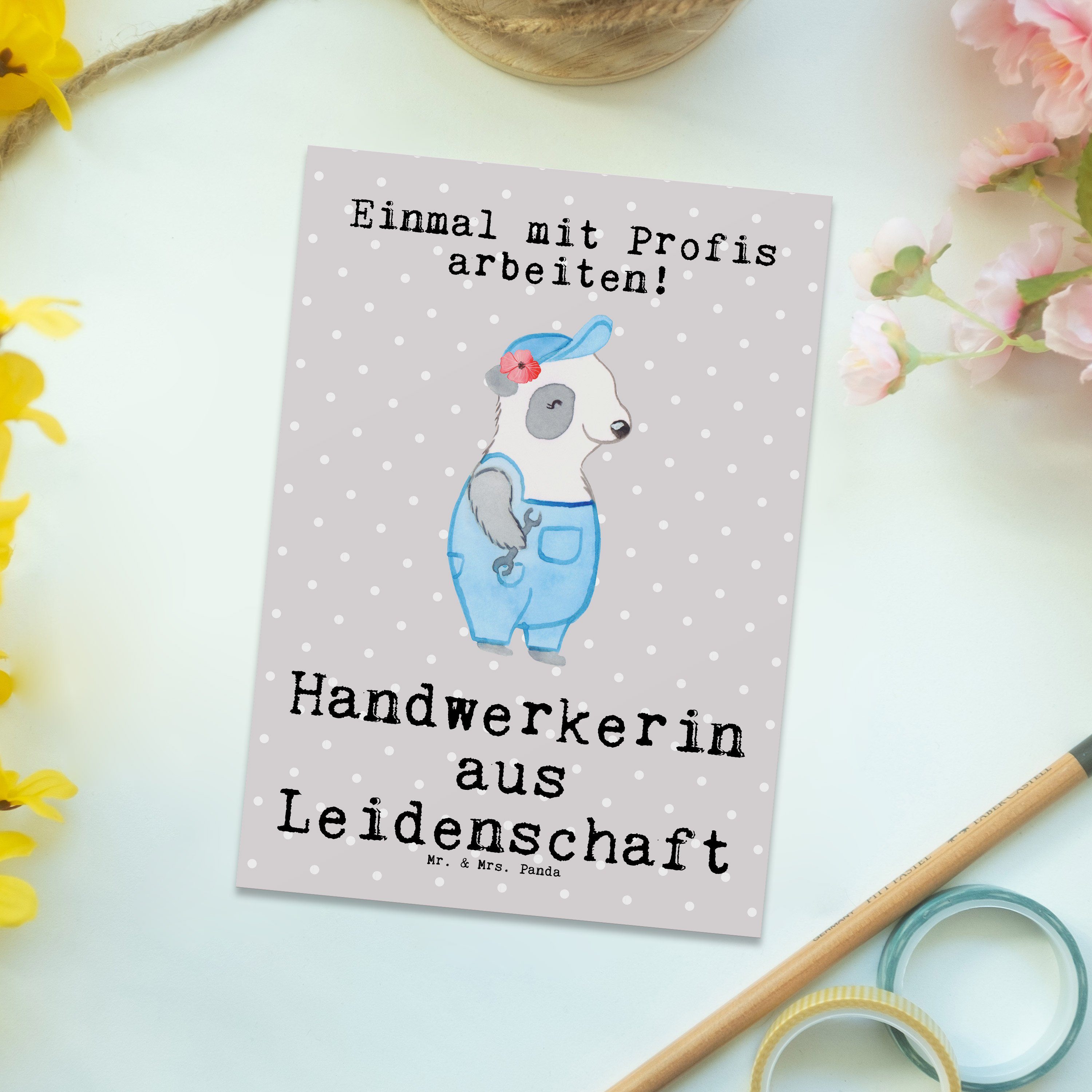 Handwerkerin Leidenschaft Geschenk, - Pastell aus - Mrs. & Handwerksbet Postkarte Panda Grau Mr.