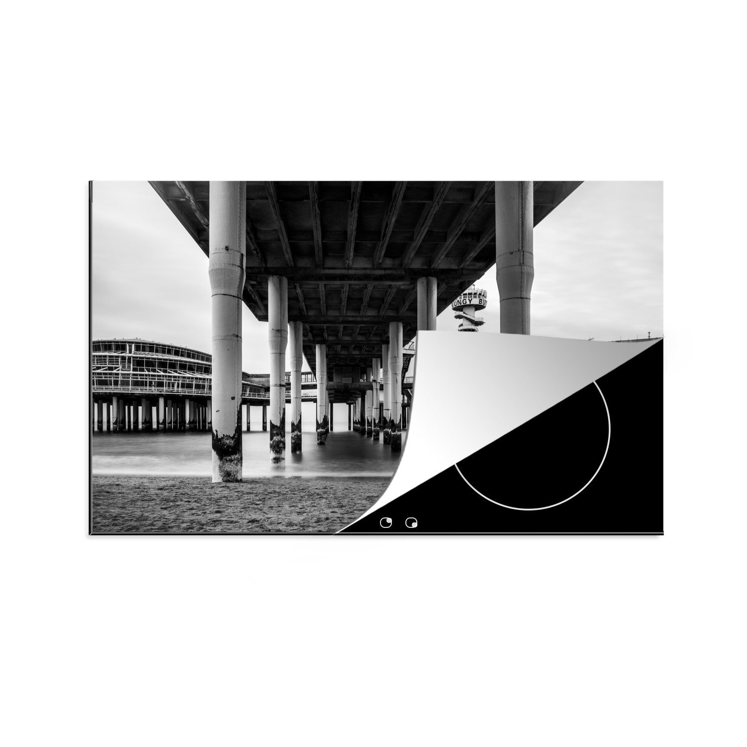 Unterseite 83x51 der Arbeitsplatte Vinyl, Schwarz-Weiß-Foto cm, Herdblende-/Abdeckplatte Scheveningen, MuchoWow (1 in Piers des Ceranfeldabdeckung, für tlg), küche