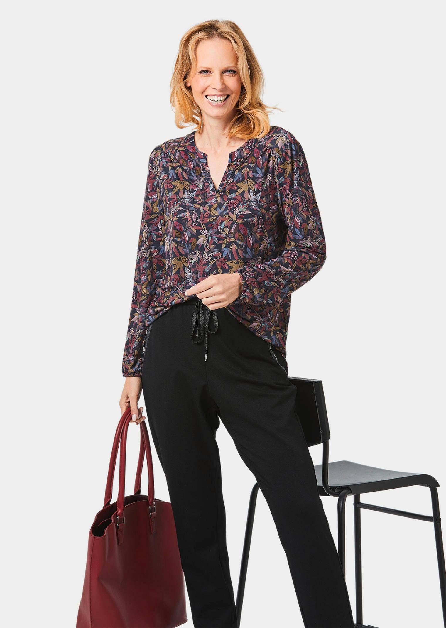 GOLDNER Kurzarmbluse Kurzgröße: Elegantes Blusenshirt mit V-Ausschnitt Schlupfbluse mit Allover-Print, Kräuselung und Langarm