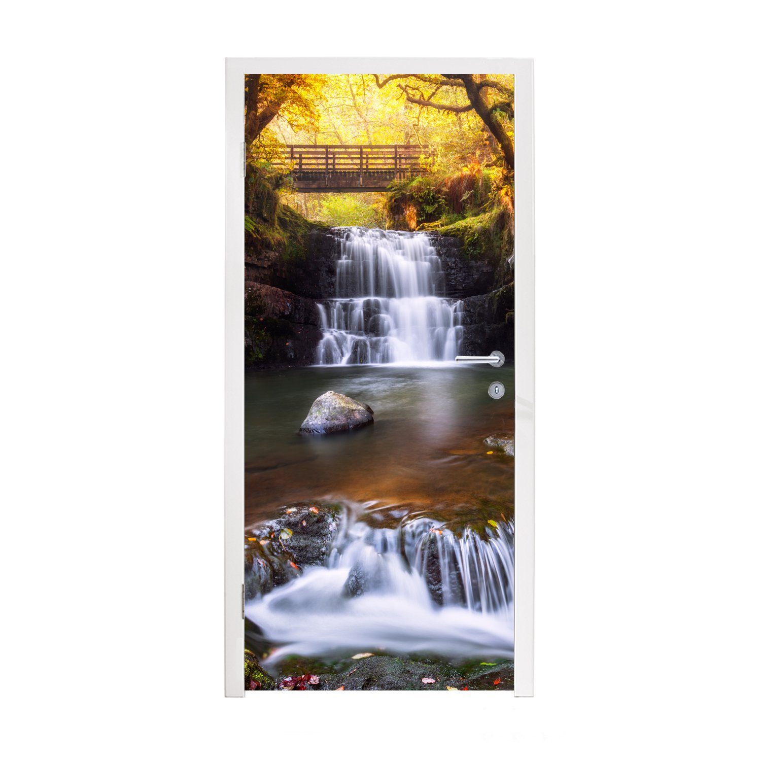 Türtapete Farbenfroher Wald und ein Wasserfall im Brecon Beacons National Park