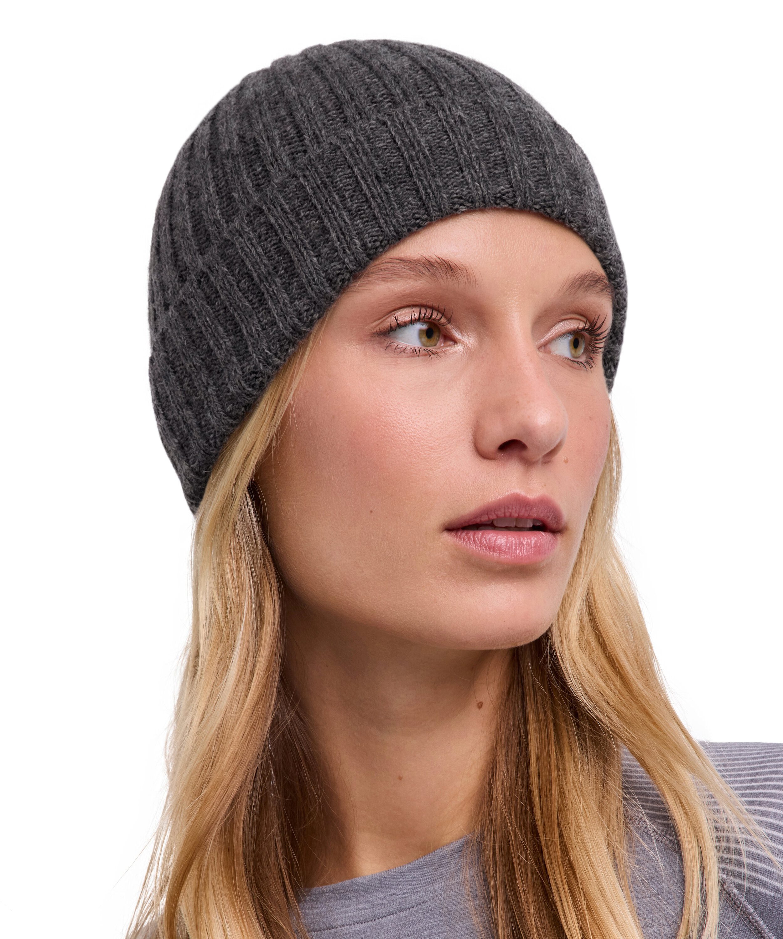 FALKE Strickmütze Mütze aus reiner, extrafeiner Merinowolle (1-St) aus reiner, extrafeiner Merinowolle