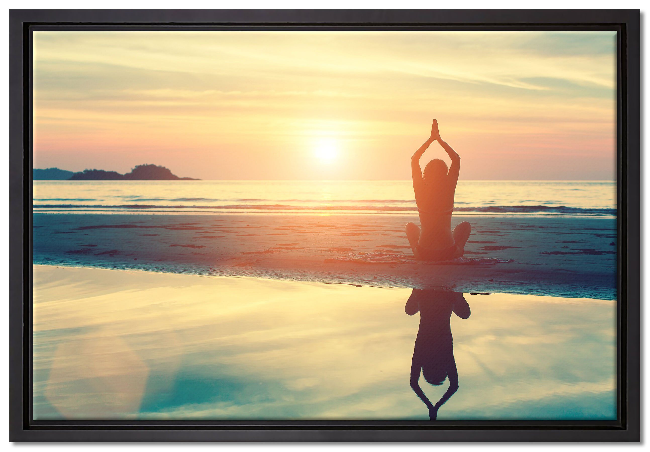 Pixxprint Leinwandbild Frau in einer Yogapose am Strand, Wanddekoration (1 St), Leinwandbild fertig bespannt, in einem Schattenfugen-Bilderrahmen gefasst, inkl. Zackenaufhänger