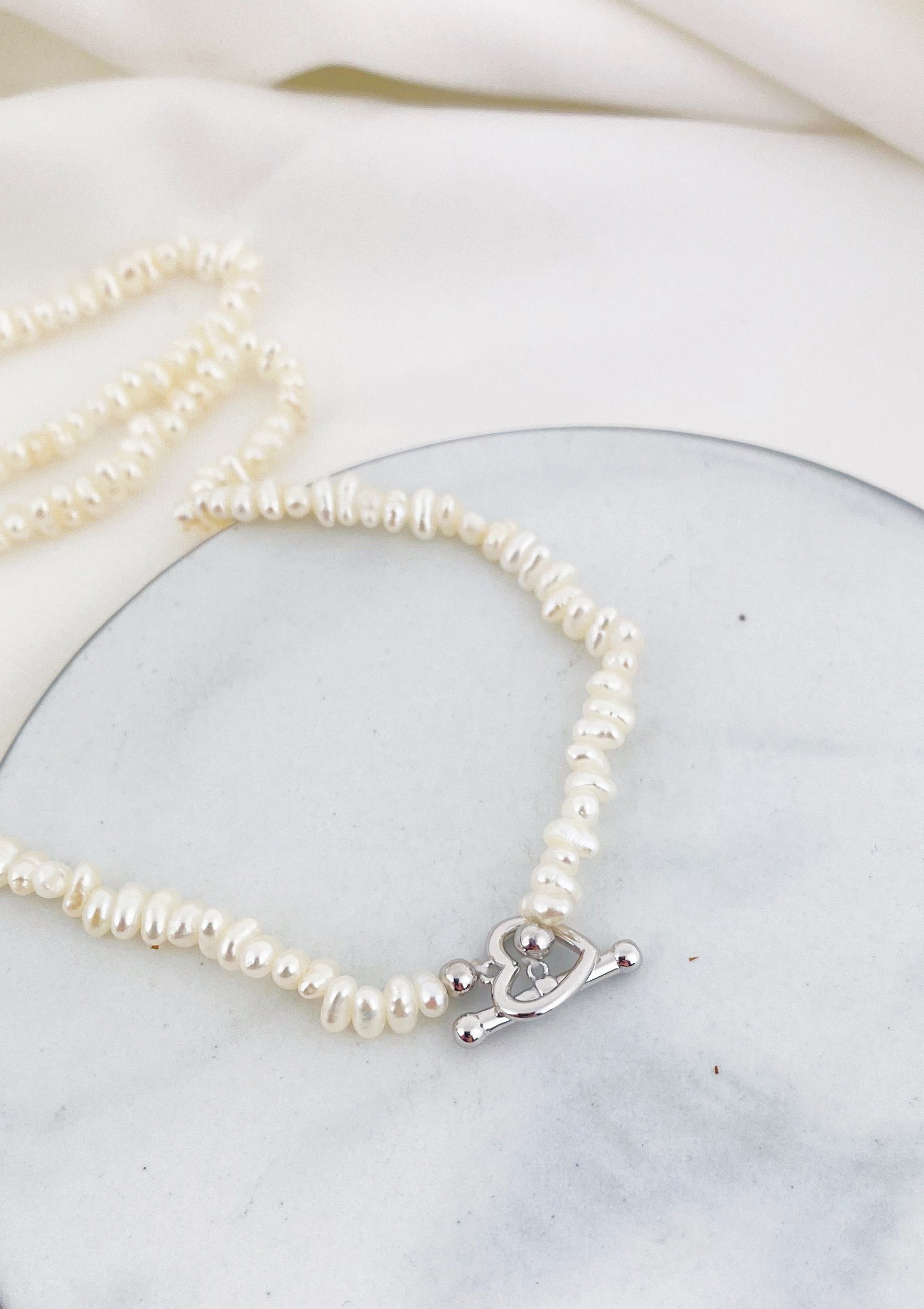 Hey Happiness Perlenkette Choker Damen, echte Süßwasserperlen, Herz & Knebe günstig online kaufen