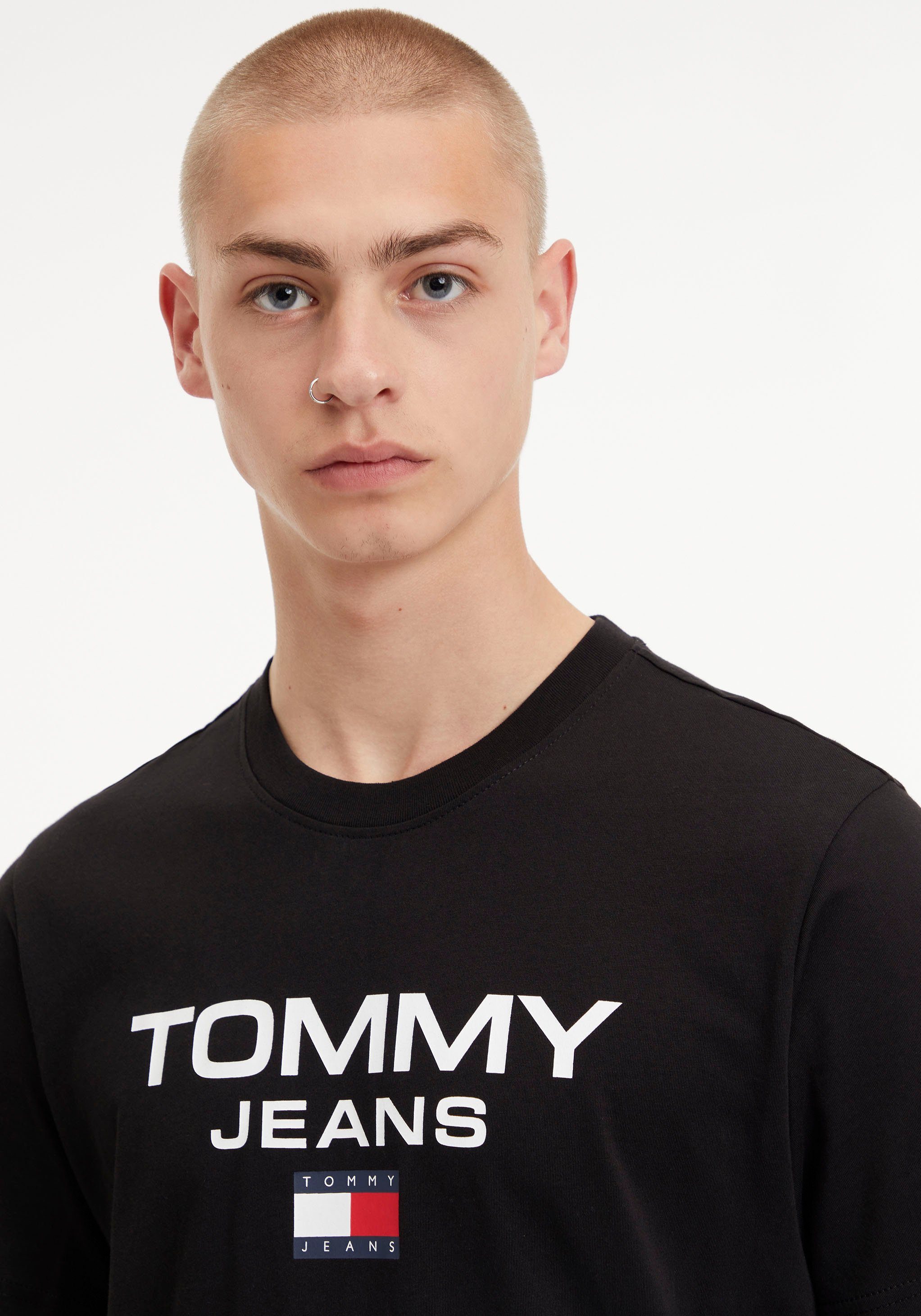 Tommy TEE ENTRY REG Logodruck TJM Black T-Shirt mit Jeans