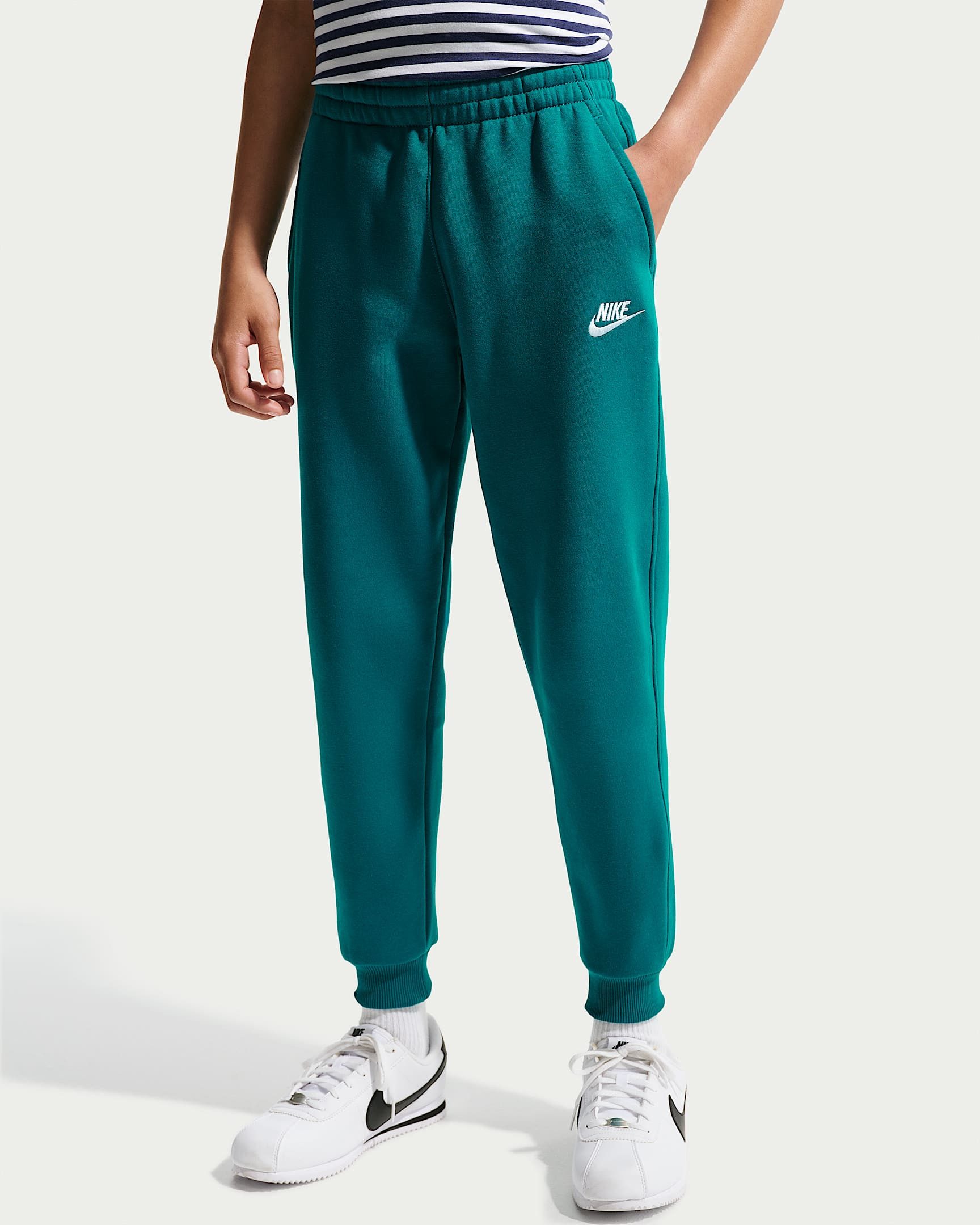 Nike Sportswear Sporthose K NSW CLUB FLC JGGR LBR mit kuscheligem Fleece, glatt an der Außenseite, leichtes Material