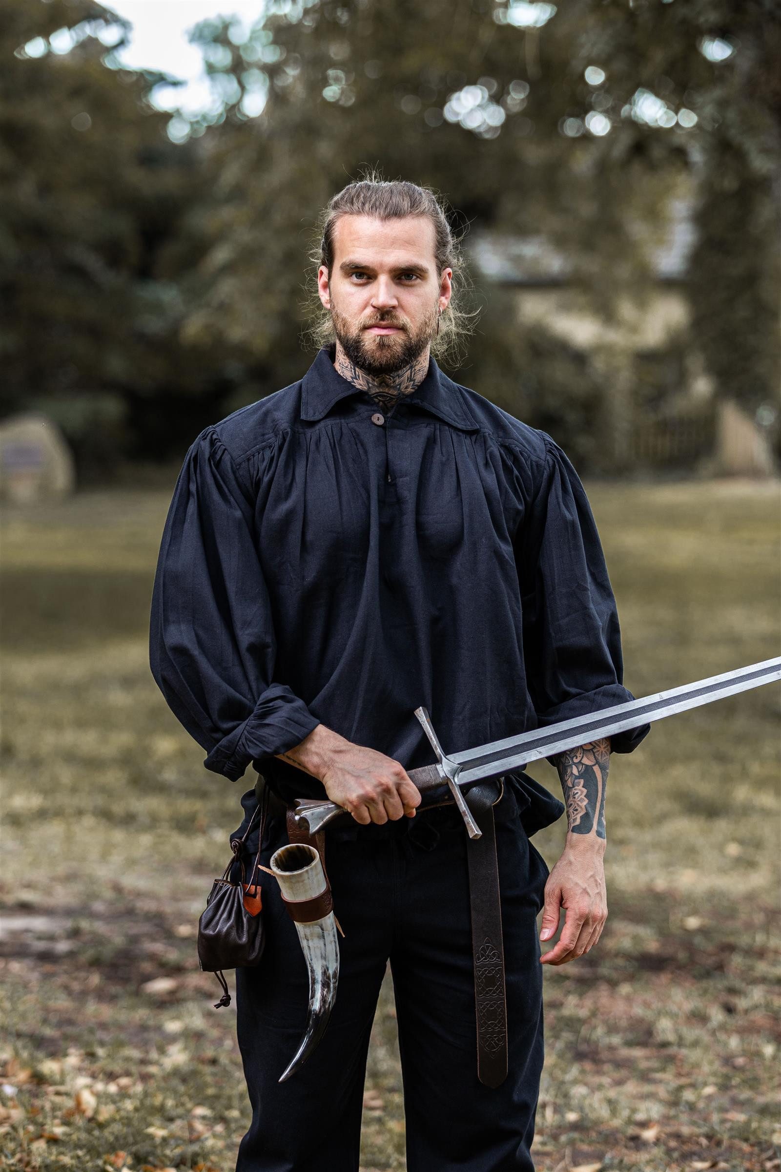 Leonardo Carbone Piraten-Kostüm Piratenhemd "James" mit Flachkragen, Holzknopf, voluminöse Ärmel
