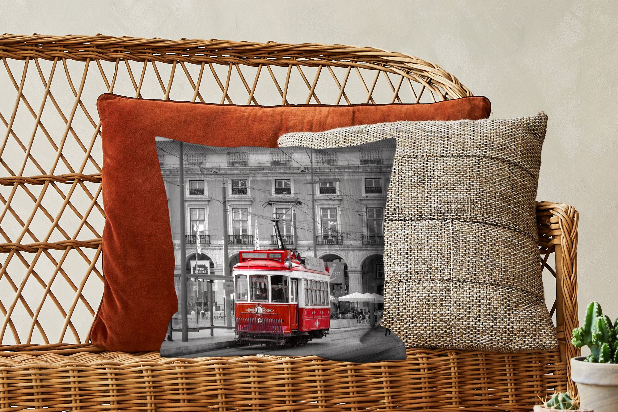 MuchoWow Dekokissen Schwarz-Weiß-Foto mit einer Schlafzimmer, Füllung Deko, Wohzimmer, Straßenbahn, roten für mit Zierkissen Sofakissen