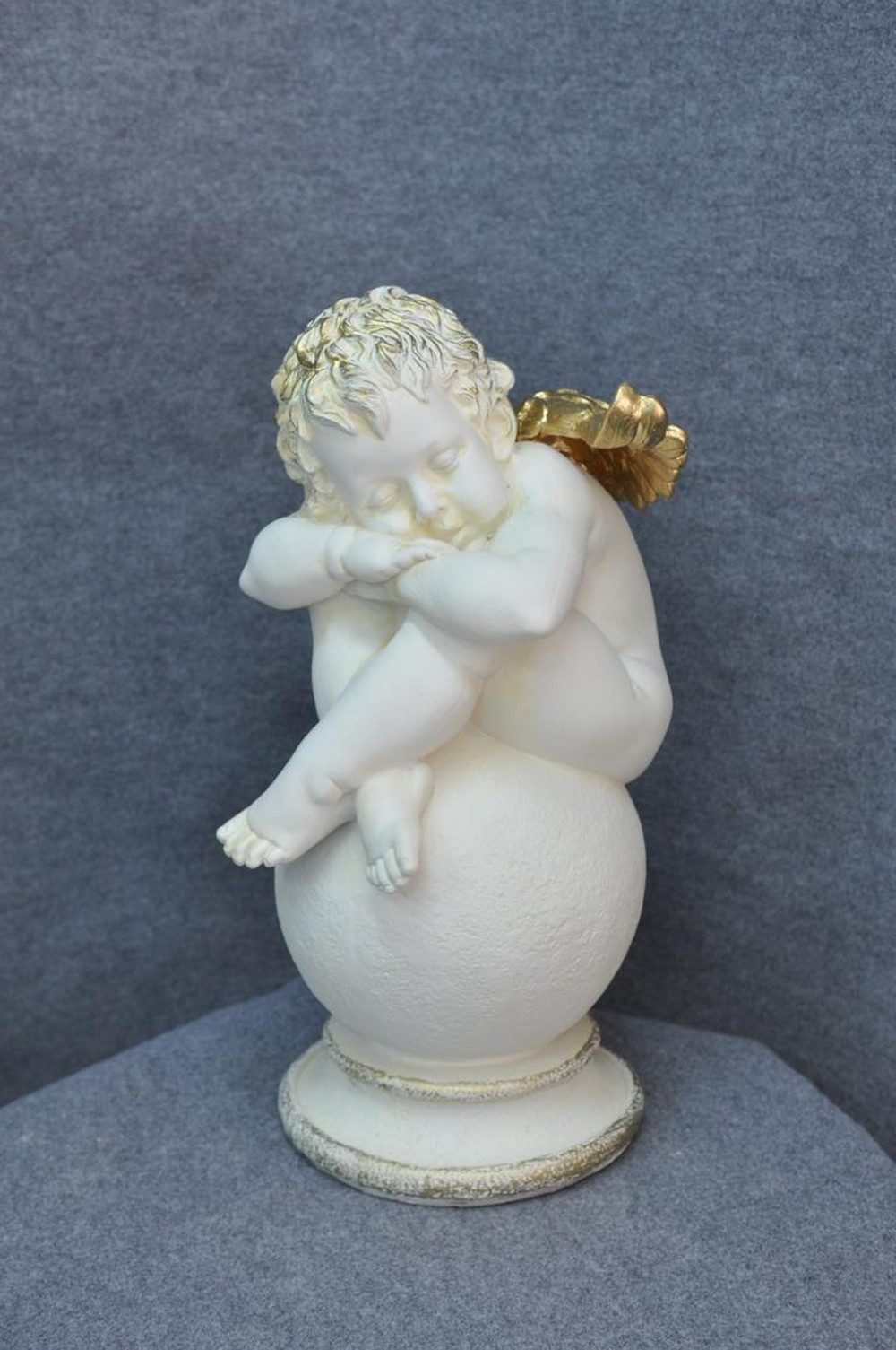 JVmoebel Engelfigur Schläfriger Engel in Weiß aus hochwertigem Designmaterial, Made in Europa