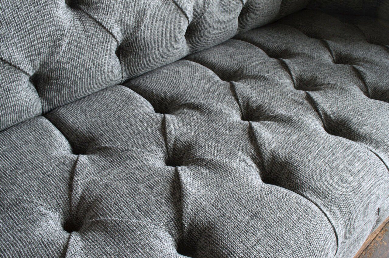 Textil Farben Auswahl mit Couch Couchen Die Chesterfield Knöpfen. Dreisitzer, JVmoebel zur Rückenlehne 100 Chesterfield-Sofa