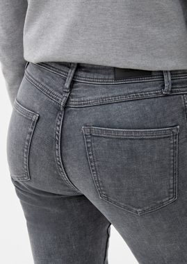 s.Oliver 5-Pocket-Jeans Jeans Betsy / Slim Fit / Mid Rise / Slim Leg Waschung, Leder-Patch, Ziernaht