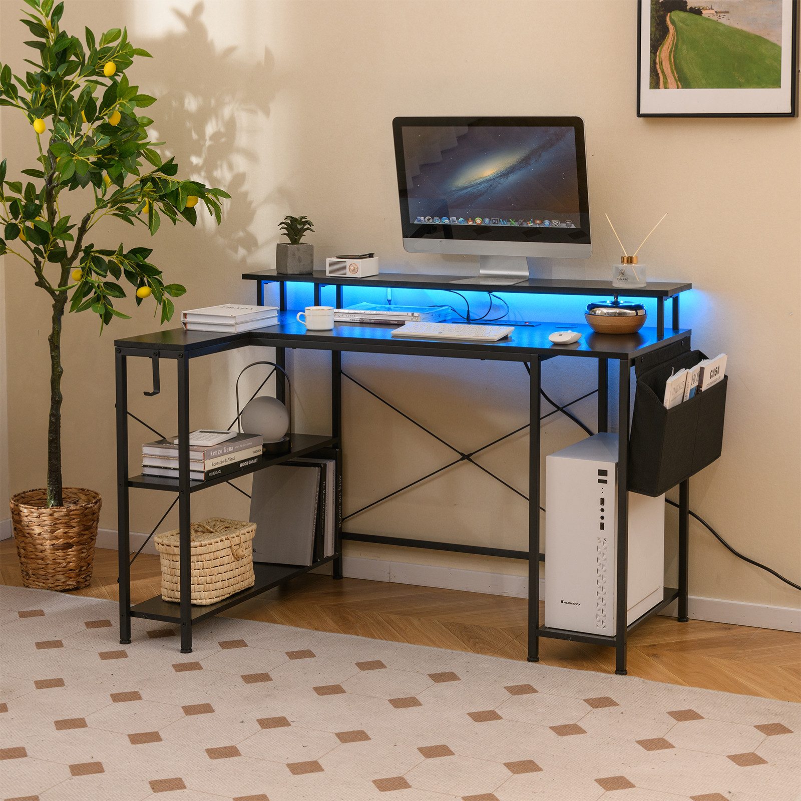 COSTWAY Computertisch, mit Steckdosen, LEDs, Monitorständer, Regalen & Tasche