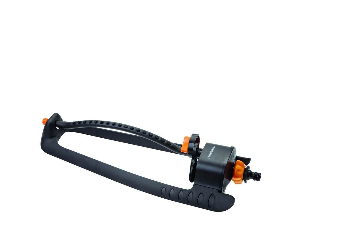 Fiskars Bewässerungssystem Viereck-Sprinkler M, oszillierender Sprinkler für mittelgrosse Gärten, (Einfaches Einstellen der Sprühreichweite), 16x17 m Reichweite, mit Reichweitenregelungsknopf, Viereck-Sprinkler