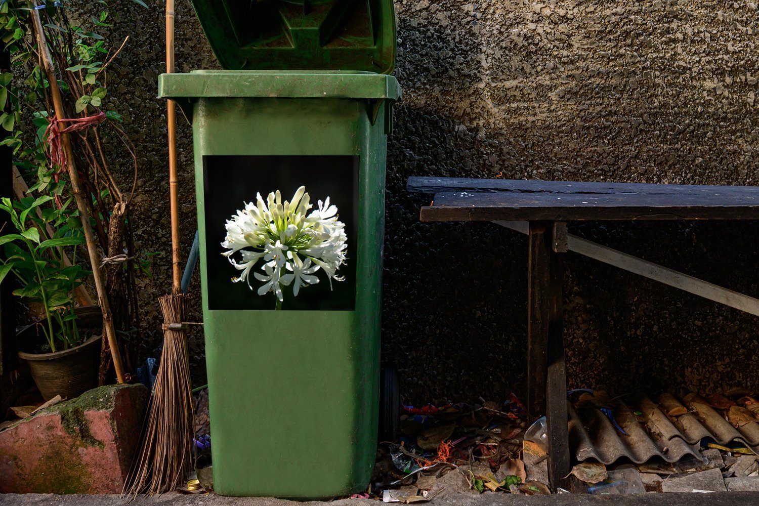 vor Sticker, Agapanthus St), (1 Ein Wandsticker Mülltonne, weißer MuchoWow Mülleimer-aufkleber, Abfalbehälter dunklen einem Hintergrund blühender Container,