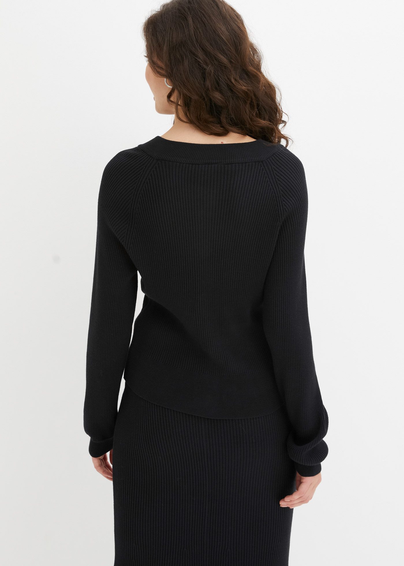bonprix Strickjacke lässig geschnittene Passform, Ripp-Strickart, femininer Stil