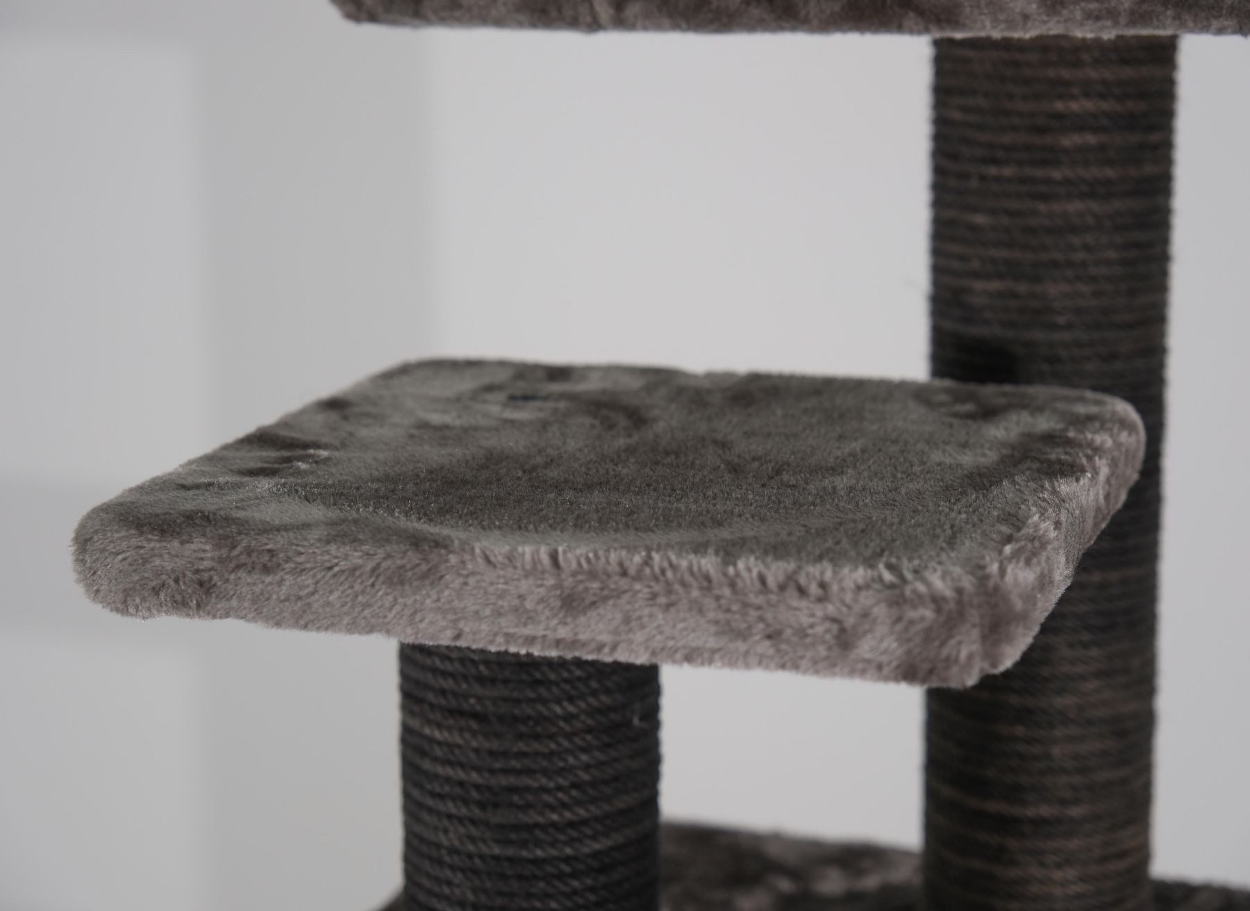 M-Diamant Kratzbaum XL Kratzbaum mit extra dicken Sisalstämmen und großem Loungekorb, Elegante Kombination aus braunem Plüsch und natürlichem Sisal