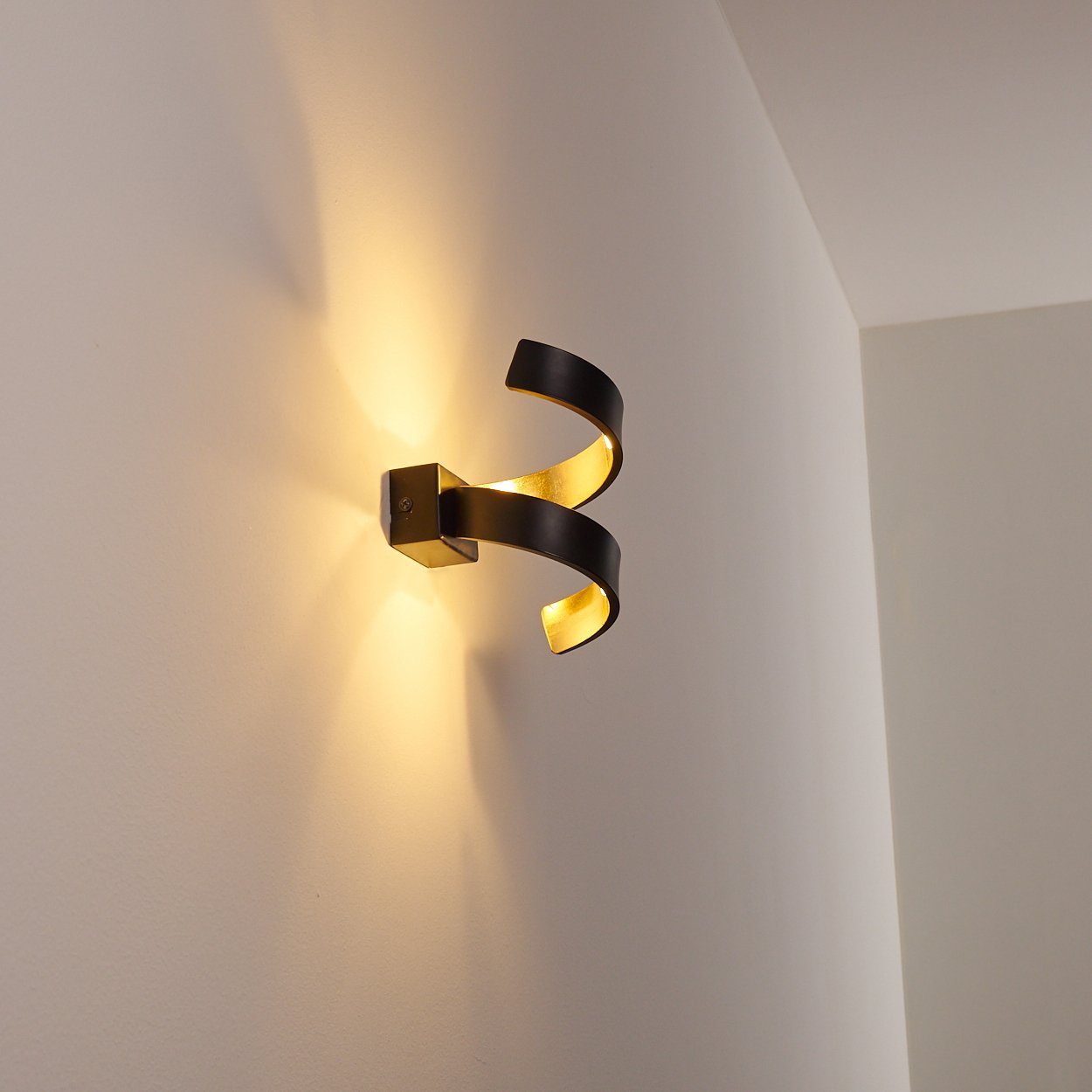 hofstein Wandleuchte »Delia« LED Wandlampe spiralförmige aus Metall in Schwarz/Gold, 3000 Kelvin, m. 6 Watt, 360 Lumen, Innen mit Up & Down-Effekt