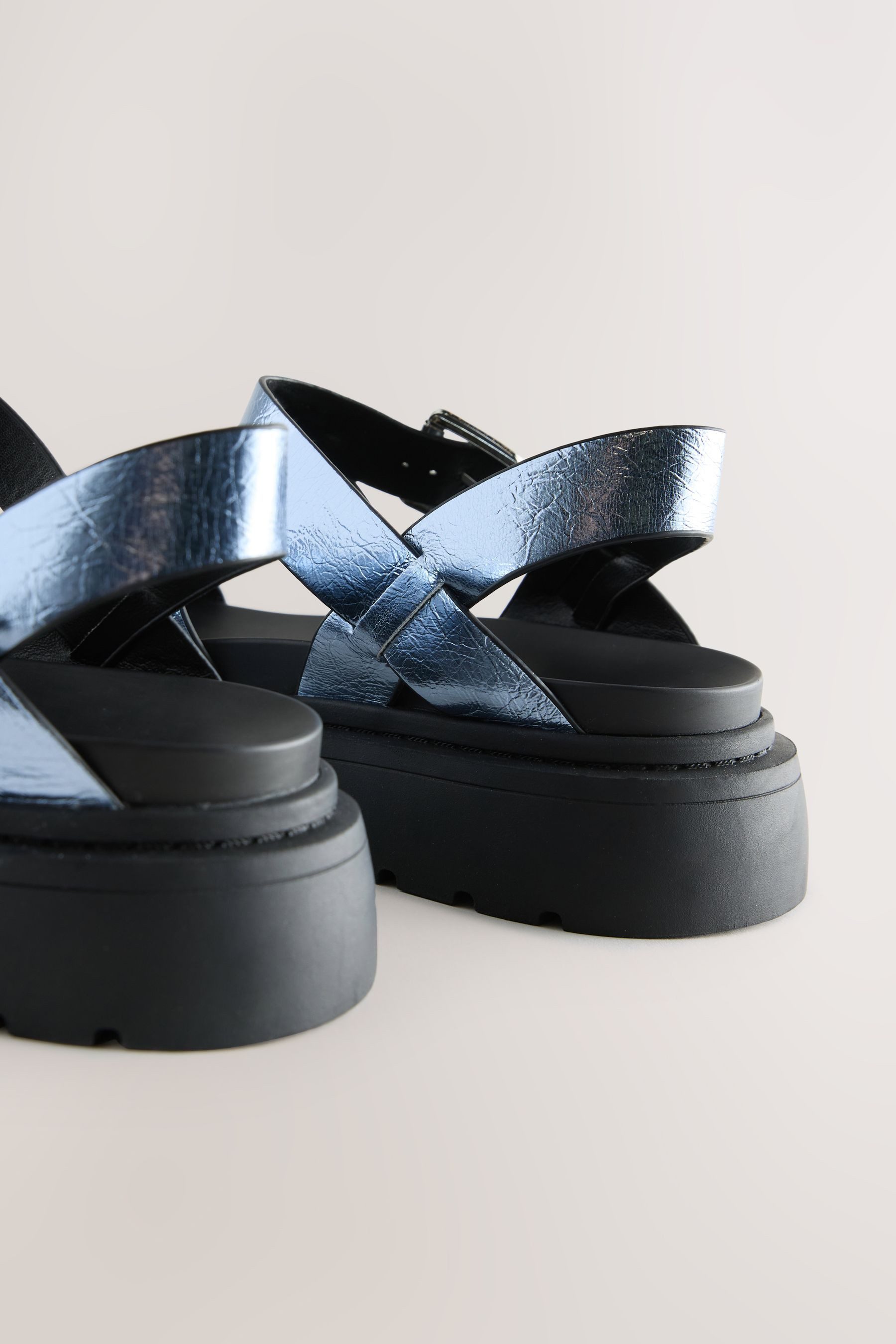 Next Sandale mit prägnanter Schnalle Keilsandalette günstig online kaufen