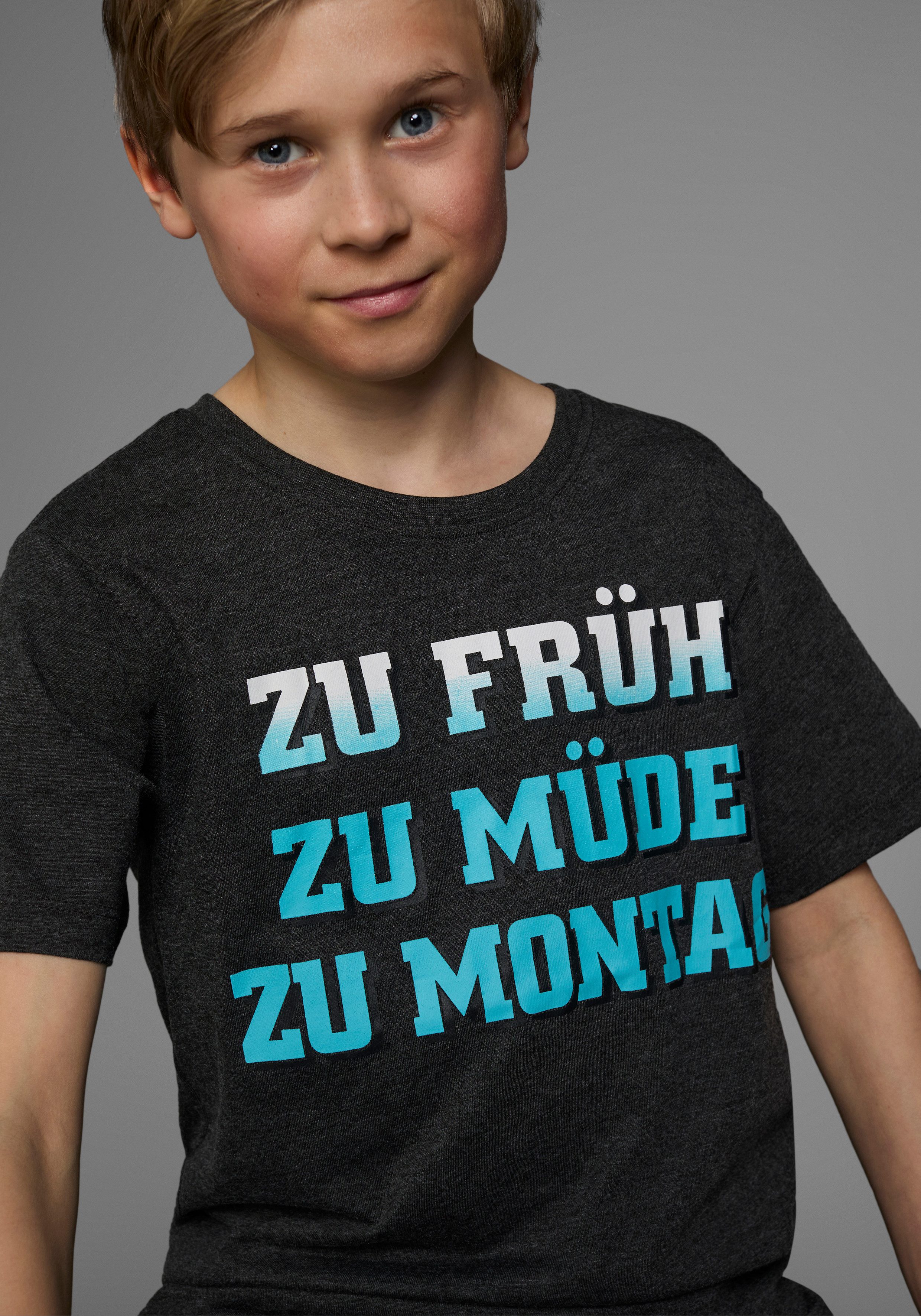 KIDSWORLD T-Shirt Mit Spruch: ZU FRÜH, ZU MÜDE... Kurzarm, Basic-Passform, mit stylischem Print, Rundhalsausschnitt