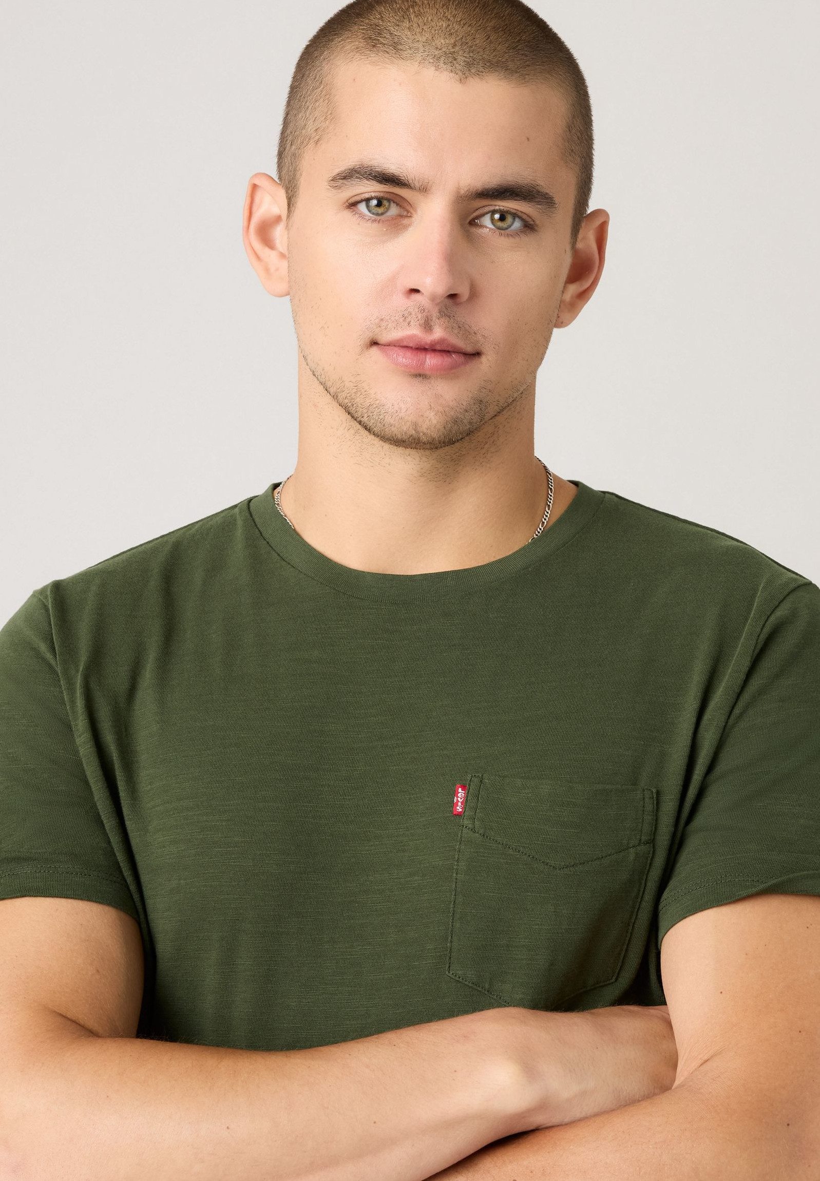 Levi's® T-Shirt CLASSIC POCKET TEE mit aufgesetzter Brusttasche