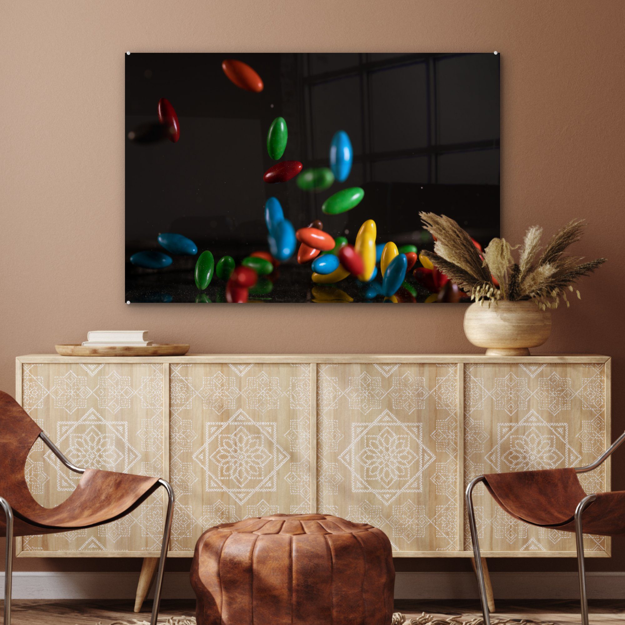 Fallende Acrylglasbild MuchoWow Acrylglasbilder Schokoladenbonbons schwarzem Hintergrund, & auf (1 St), Wohnzimmer Schlafzimmer