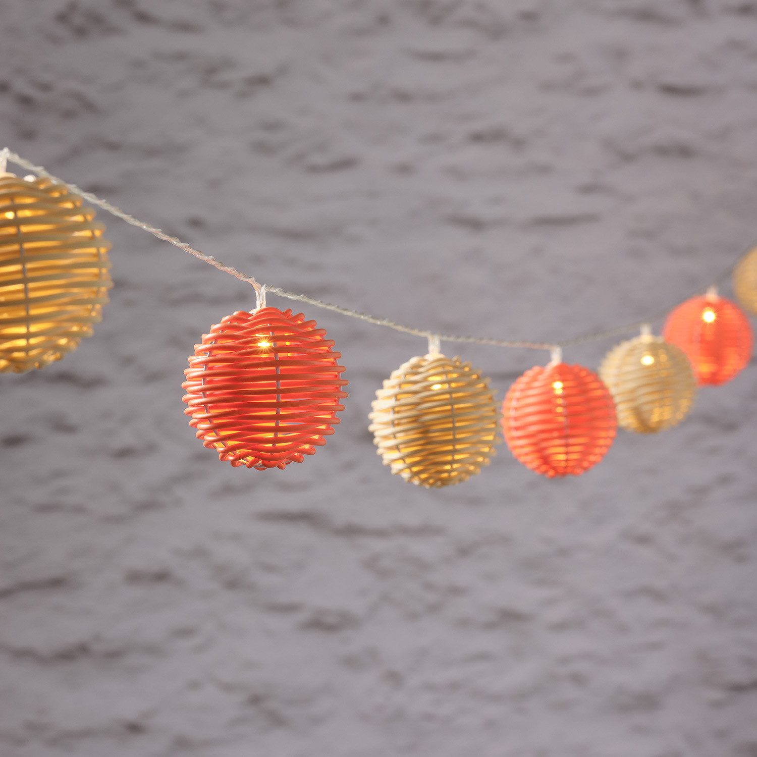 Lights4fun LED-Lichterkette 10er LED Solar Lichterkette Rattan Kugeln bunt