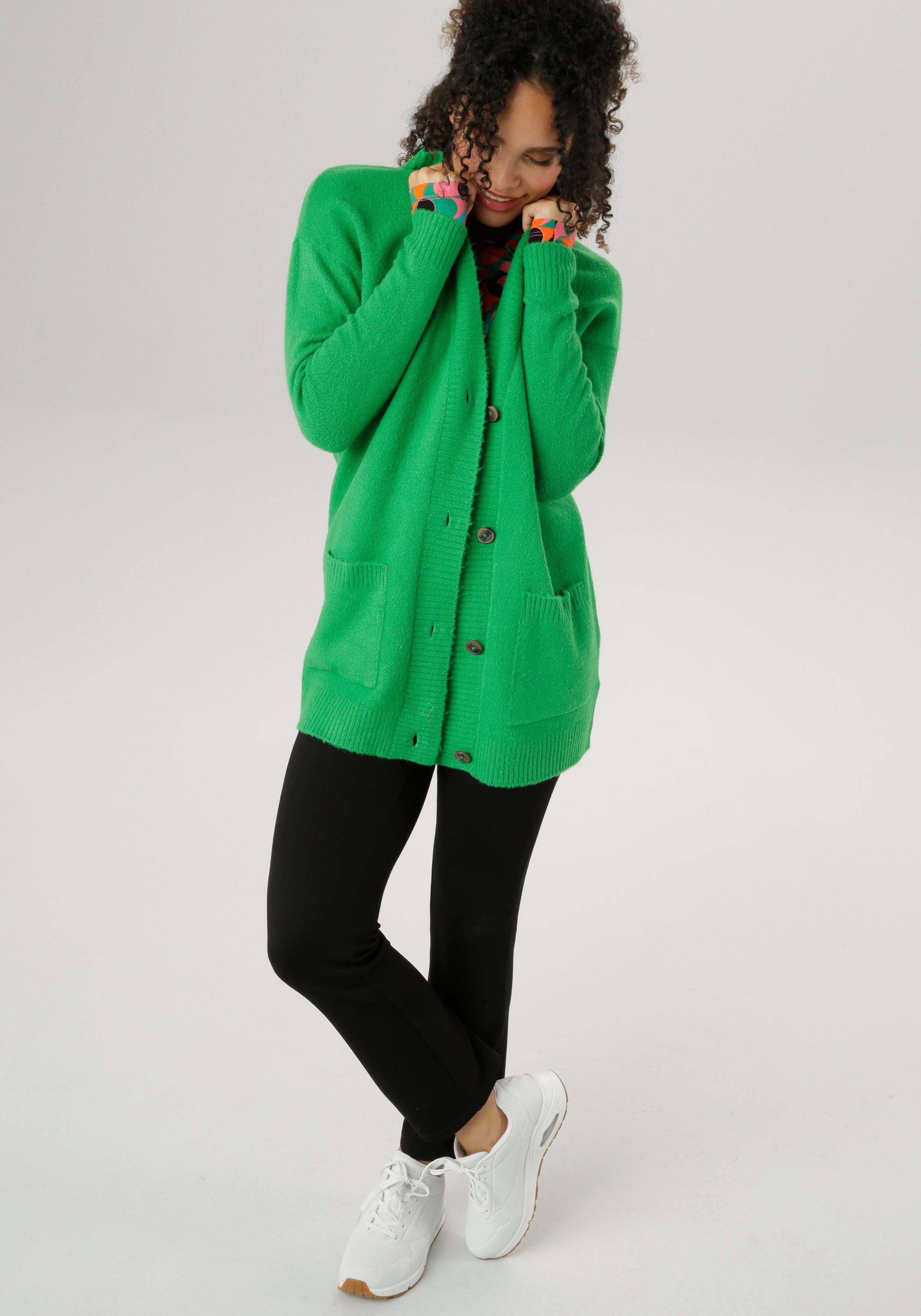 Taschen aufgesetzen Longstrickjacke Aniston grün SELECTED mit