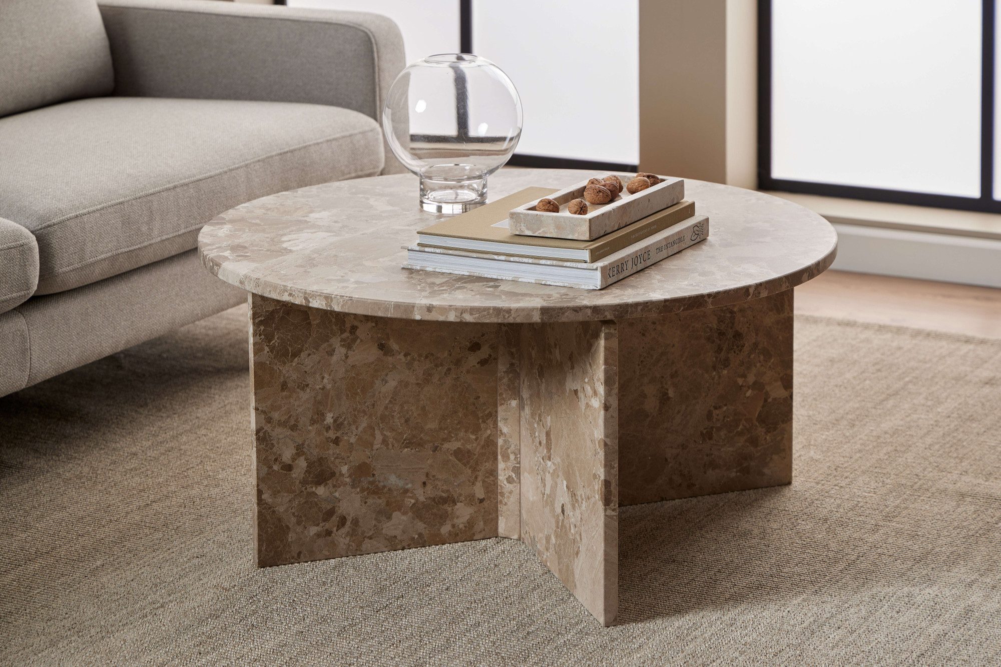 ACTONA GROUP Couchtisch Vega, Couchtisch, und V-förmig Gestell matt Latte lackiert Marmor, Ø90x42 cm